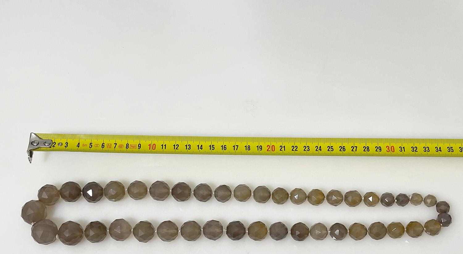 Verre Collier de perles à facettes en vente