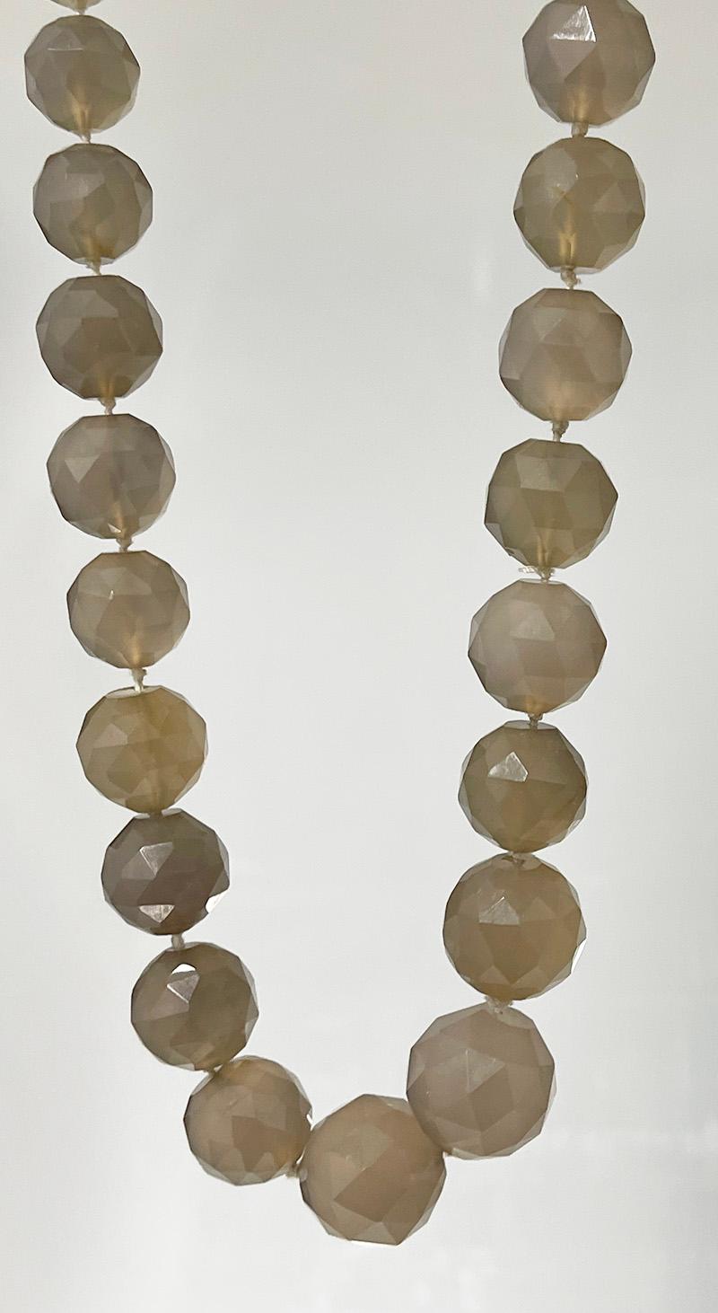 Collier de perles à facettes en vente 1