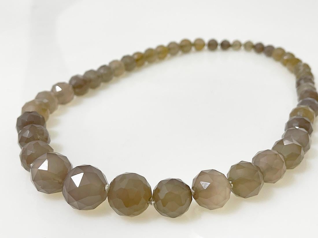 Collier de perles à facettes en vente 2