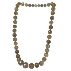 Un collar de cuentas facetadas