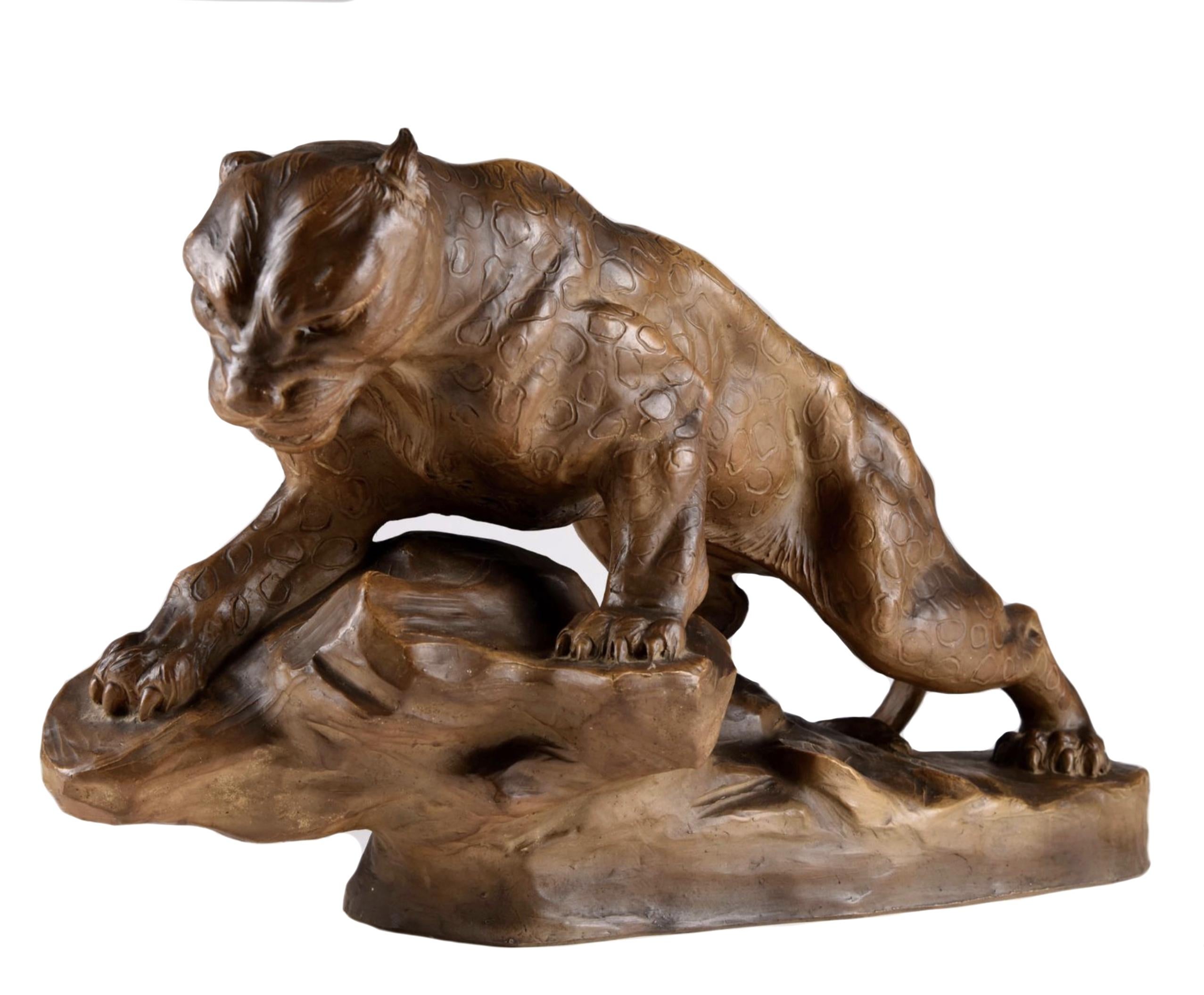 Figurative Sculpture di A Fagotto - Scultura in terracotta Art Deco dei primi del 1900 "pantera su una roccia" 19Th