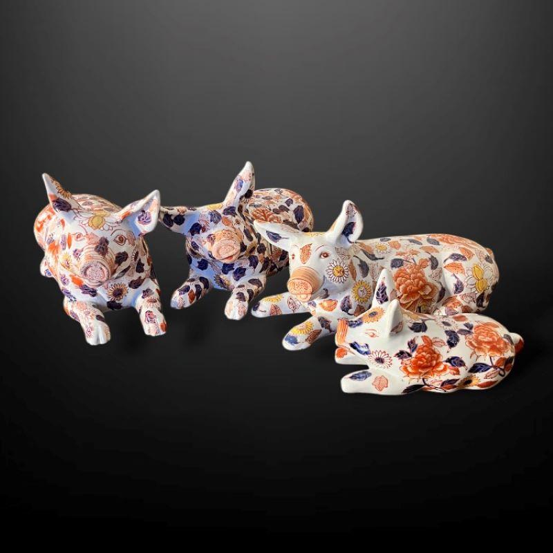 Una selección muy alegre de cuatro cerdos japoneses de porcelana Imari de finales del siglo XIX y principios del XX.

Cada una presenta un motivo floral muy llamativo y decorativo, esmaltado y pintado a mano, de estilo Imari, en ocres amarillos y