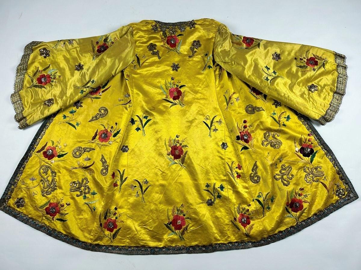 Women's or Men's A Fancy kaftan in Yellow Embroidered Satin - France Circa 1860-1900