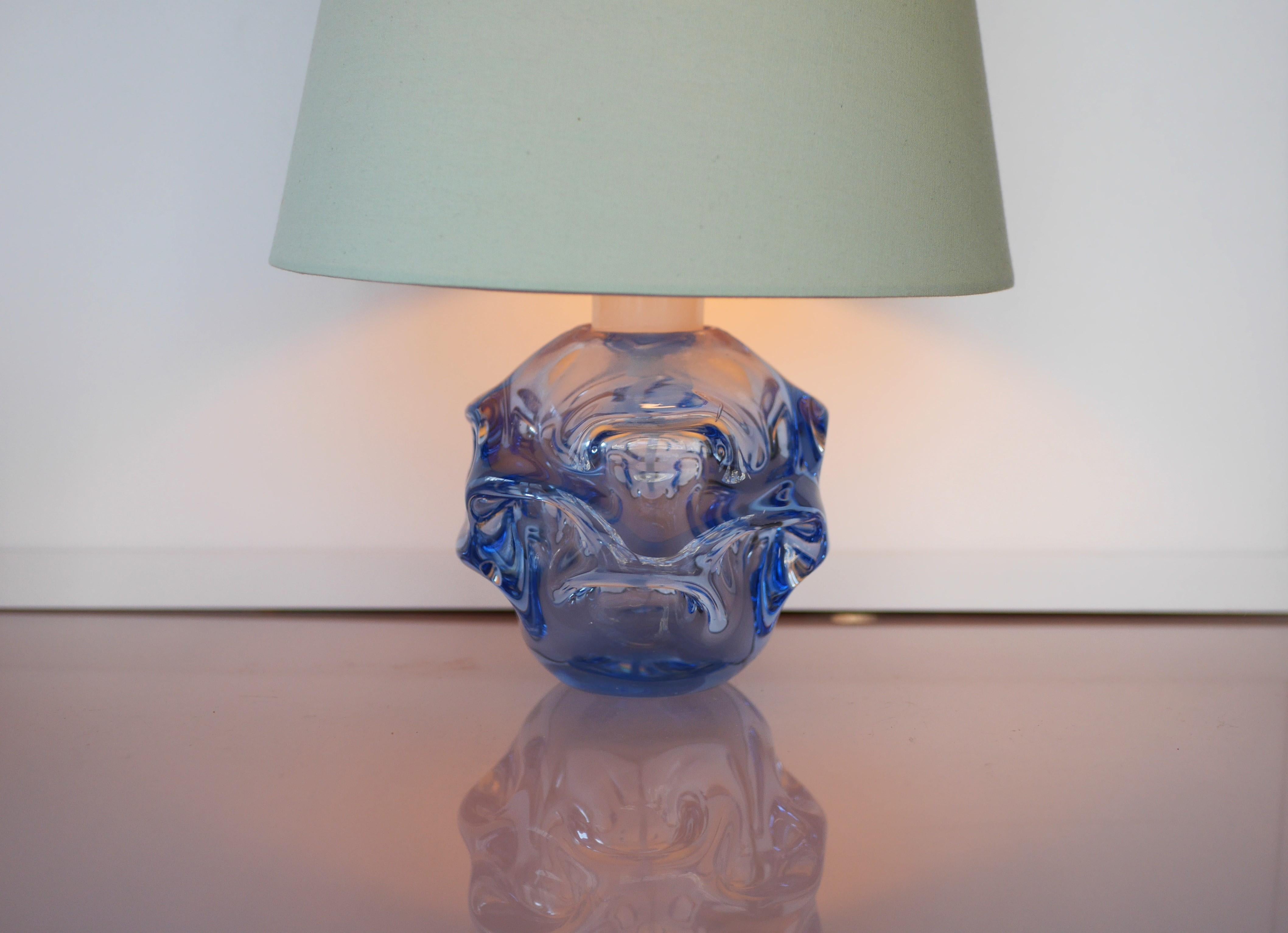 A stunning mid-century modern crystal lamp made by the talented Börne Augustsson for Åseda, Sweden during the 60s. The shape is very biomorphic and the color is equally amazing blue tone. This lamp is very special and will make a statement and add