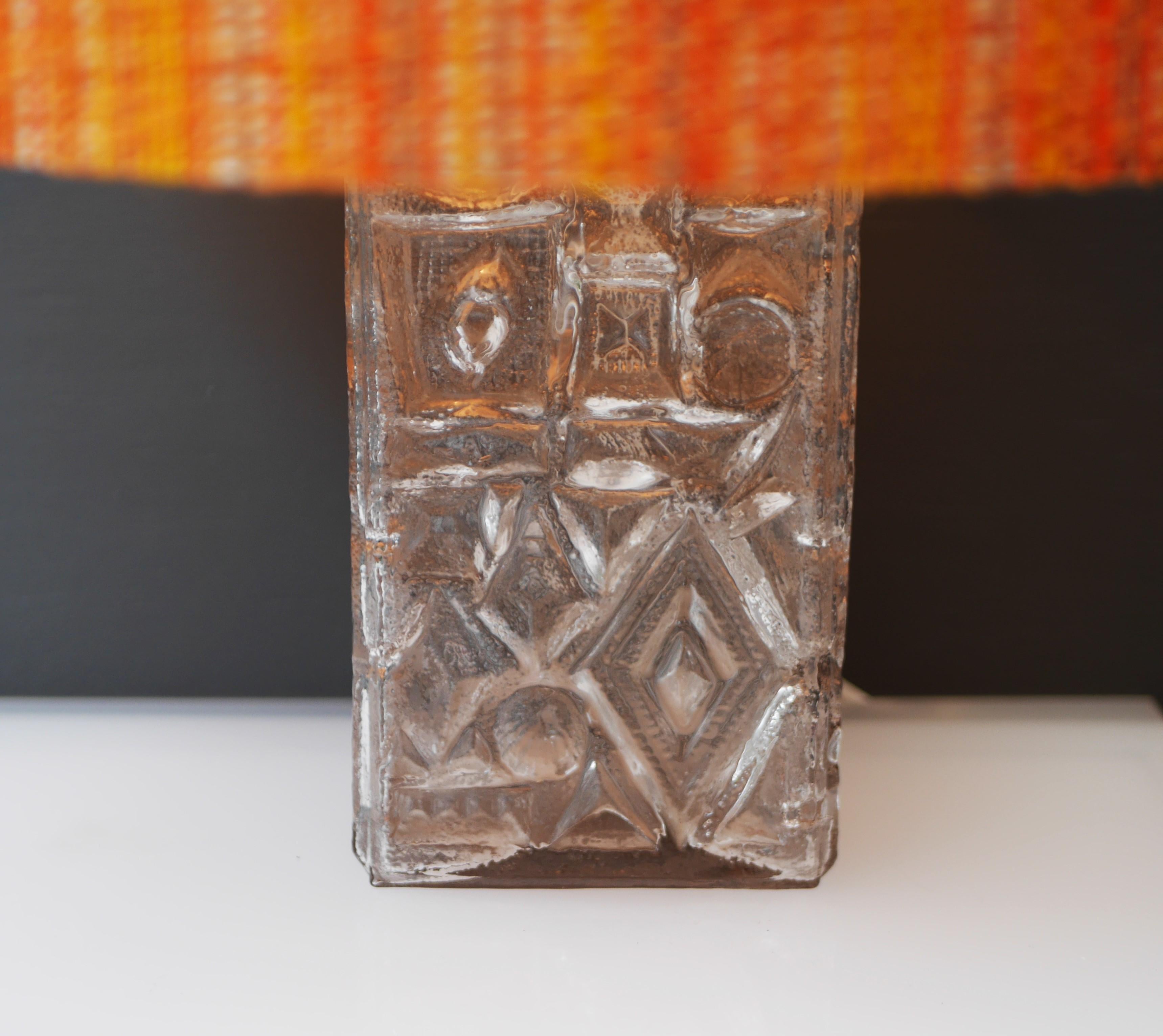 Preciosa base de lámpara de mesa de cristal de diseño escandinavo vintage de los años 60. Fabricado Henrik Blomqvist por Stilarmatur, Tranås, Suecia.  Esta es una fantástica base de lámpara, de forma clásica, toda de cristal tallado y con un