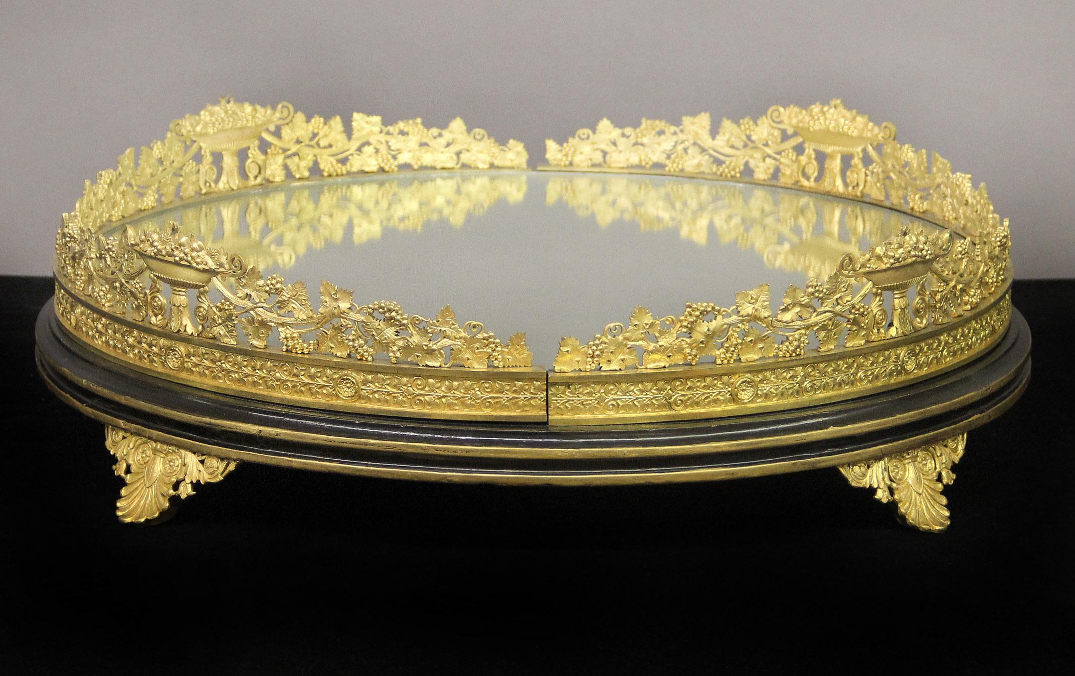 Belle Époque Fantastique table Surtout de table de la fin du 19ème siècle en bronze doré et miroir en vente