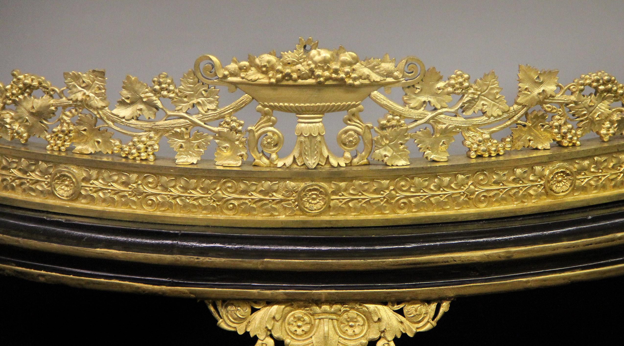 Français Fantastique table Surtout de table de la fin du 19ème siècle en bronze doré et miroir en vente