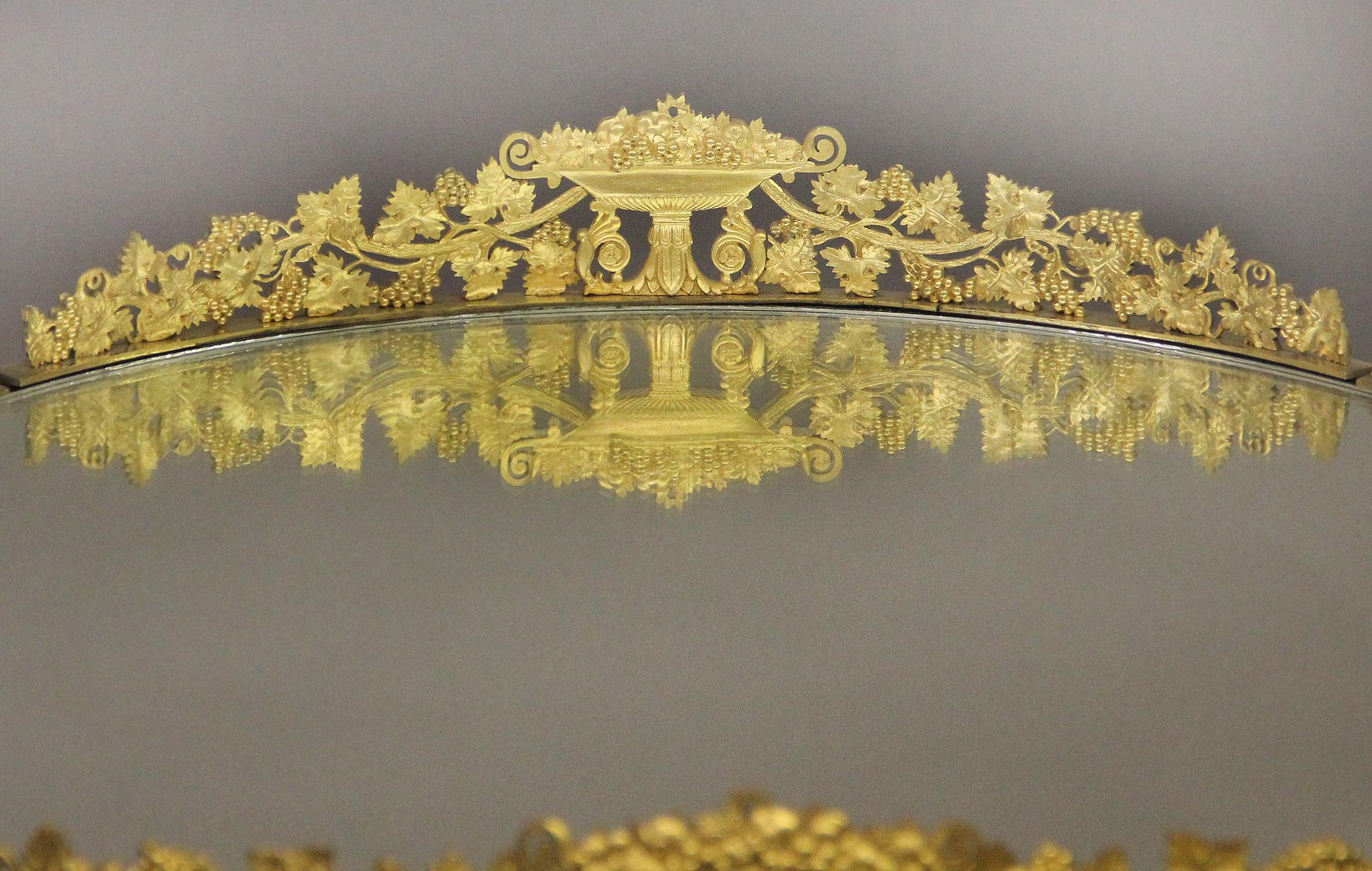 Doré Fantastique table Surtout de table de la fin du 19ème siècle en bronze doré et miroir en vente