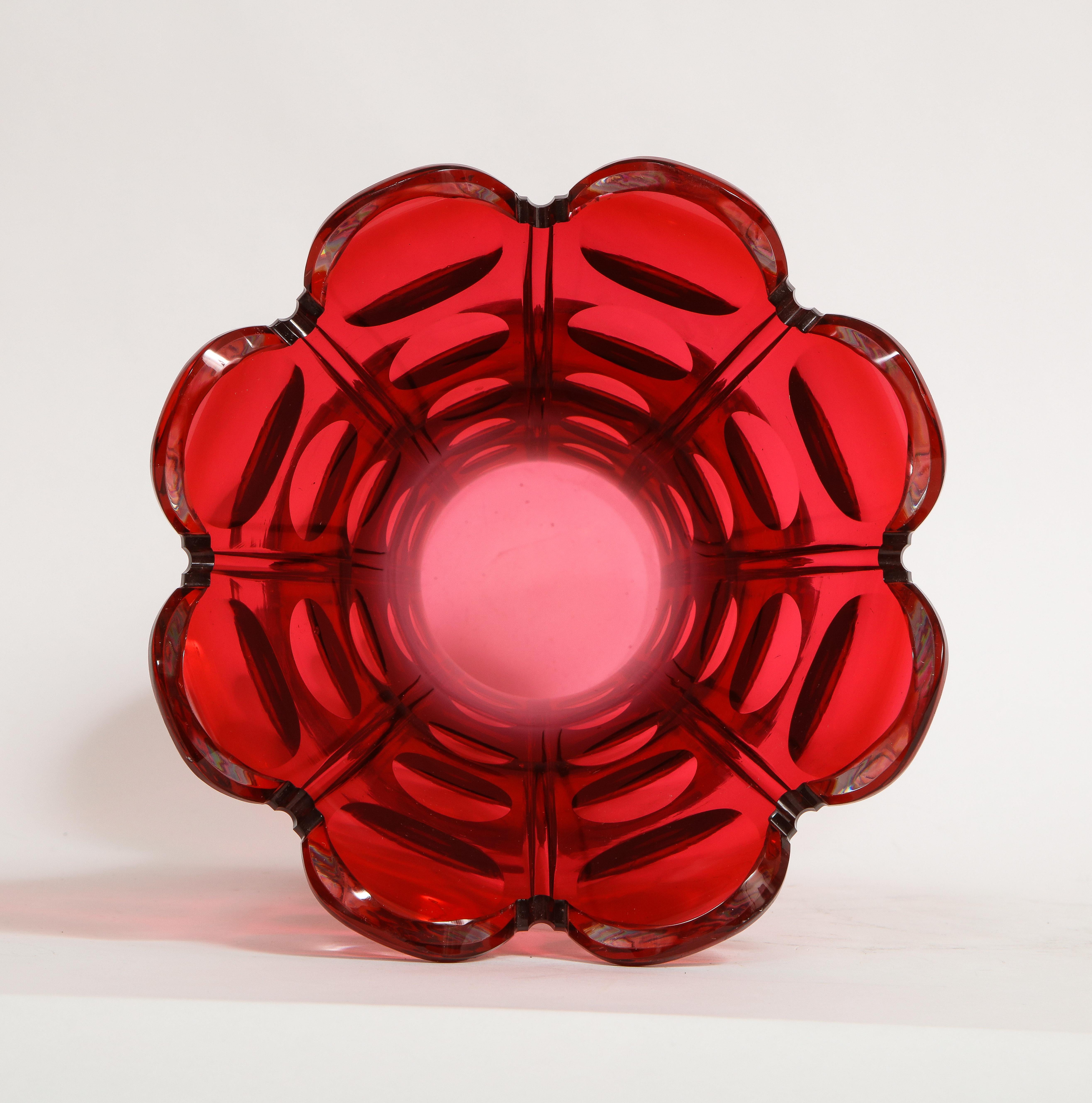 Fantastique paire de vases français du 19ème siècle en cristal rouge rubis de Baccarat avec bordures festonnées en vente 3