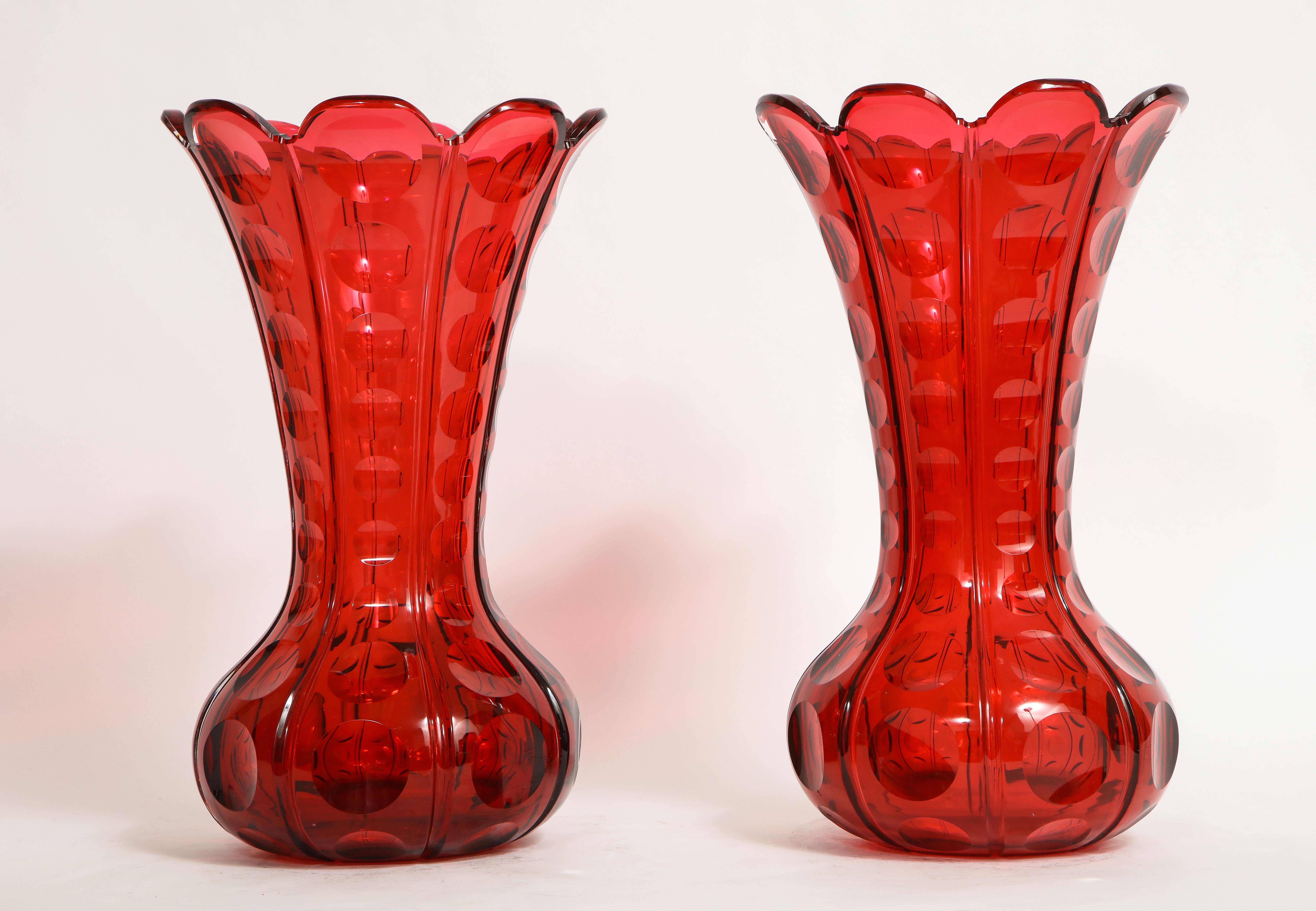 Louis XVI Fantastique paire de vases français du 19ème siècle en cristal rouge rubis de Baccarat avec bordures festonnées en vente