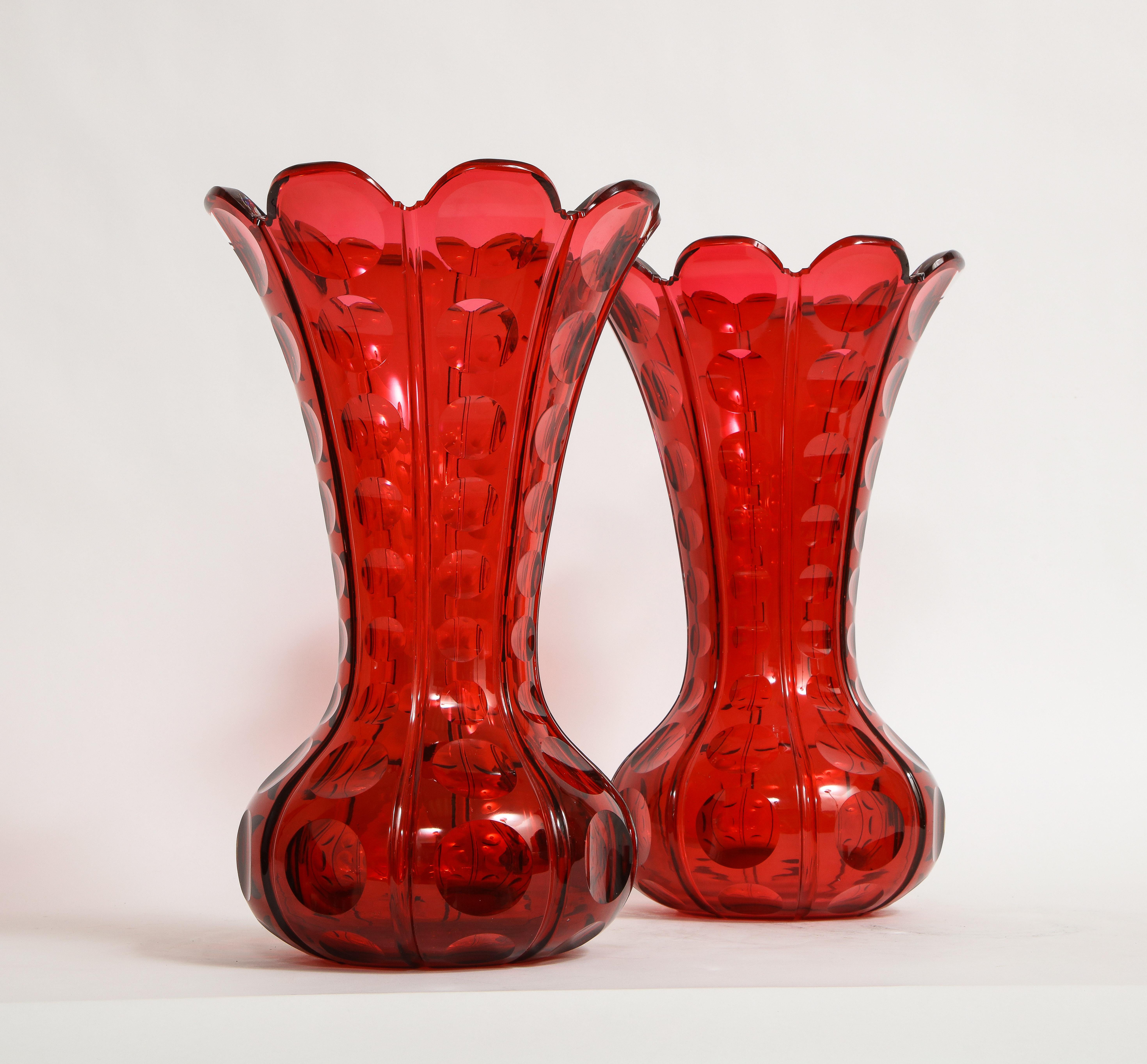 Sculpté à la main Fantastique paire de vases français du 19ème siècle en cristal rouge rubis de Baccarat avec bordures festonnées en vente