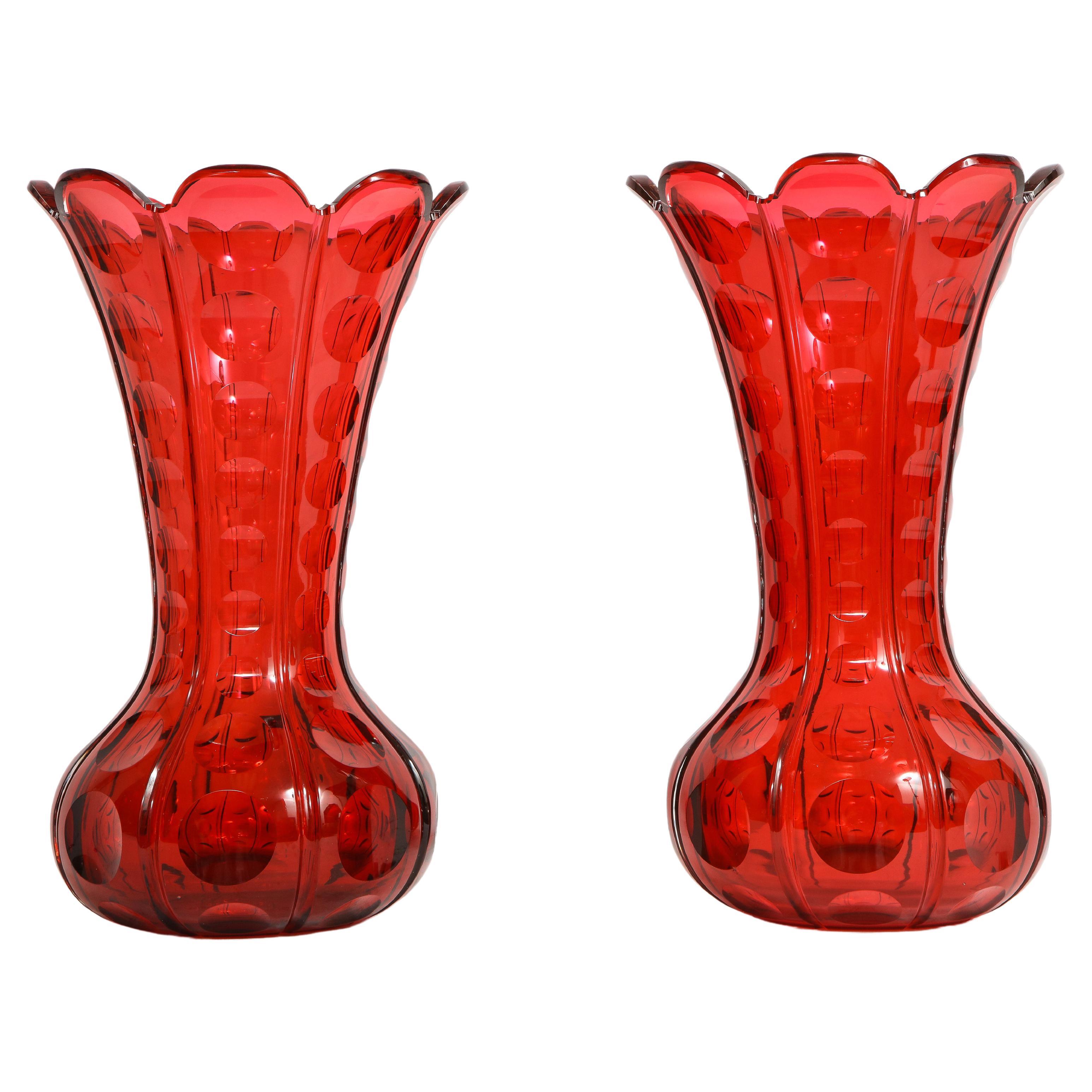 Fantástico par de jarrones franceses de cristal rojo rubí de Baccarat del s. XIX con bordes festoneados