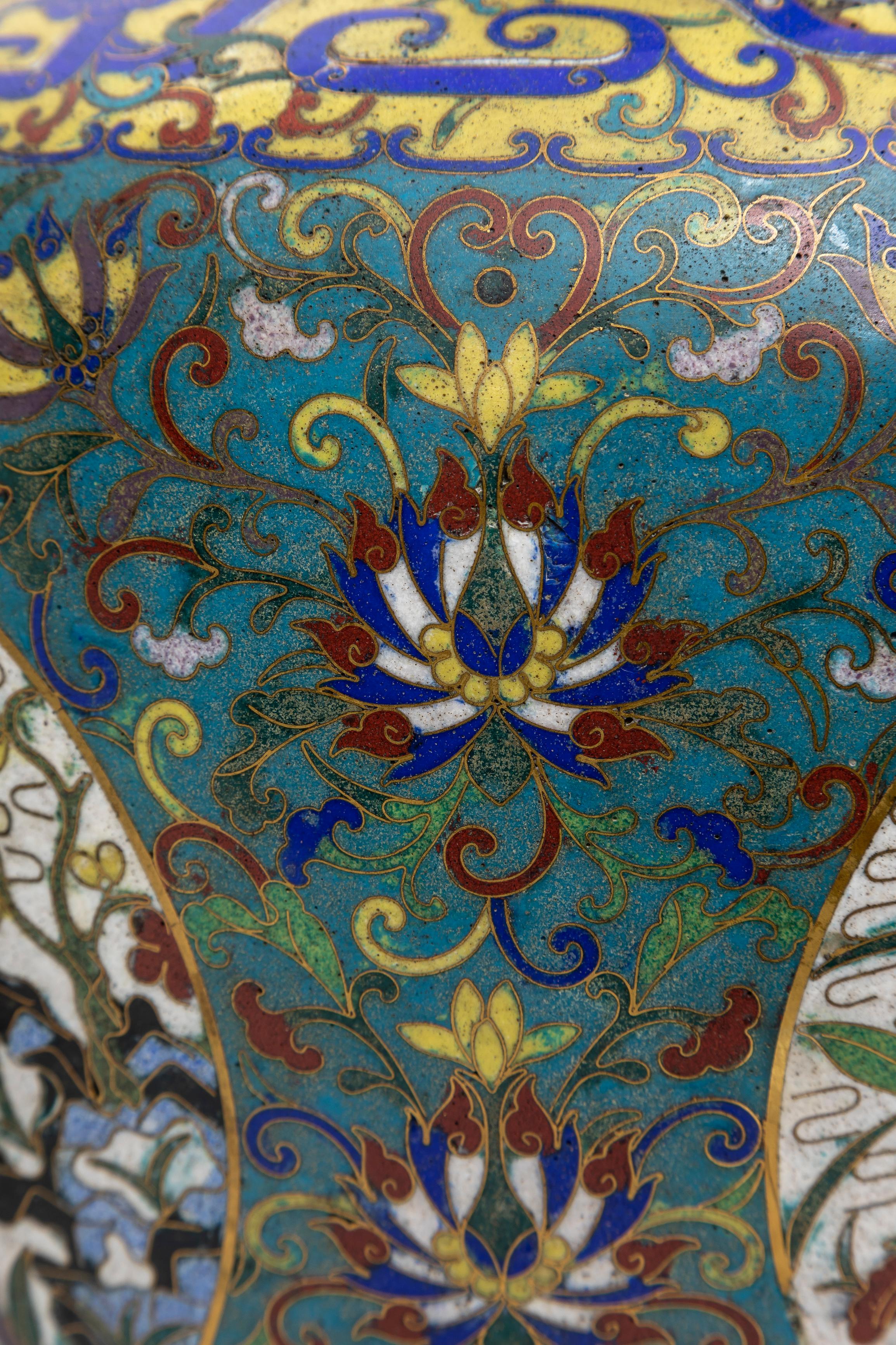 Fantastica coppia di vasi a base di drago cloisonné con fondo turchese del XIX secolo in vendita 3