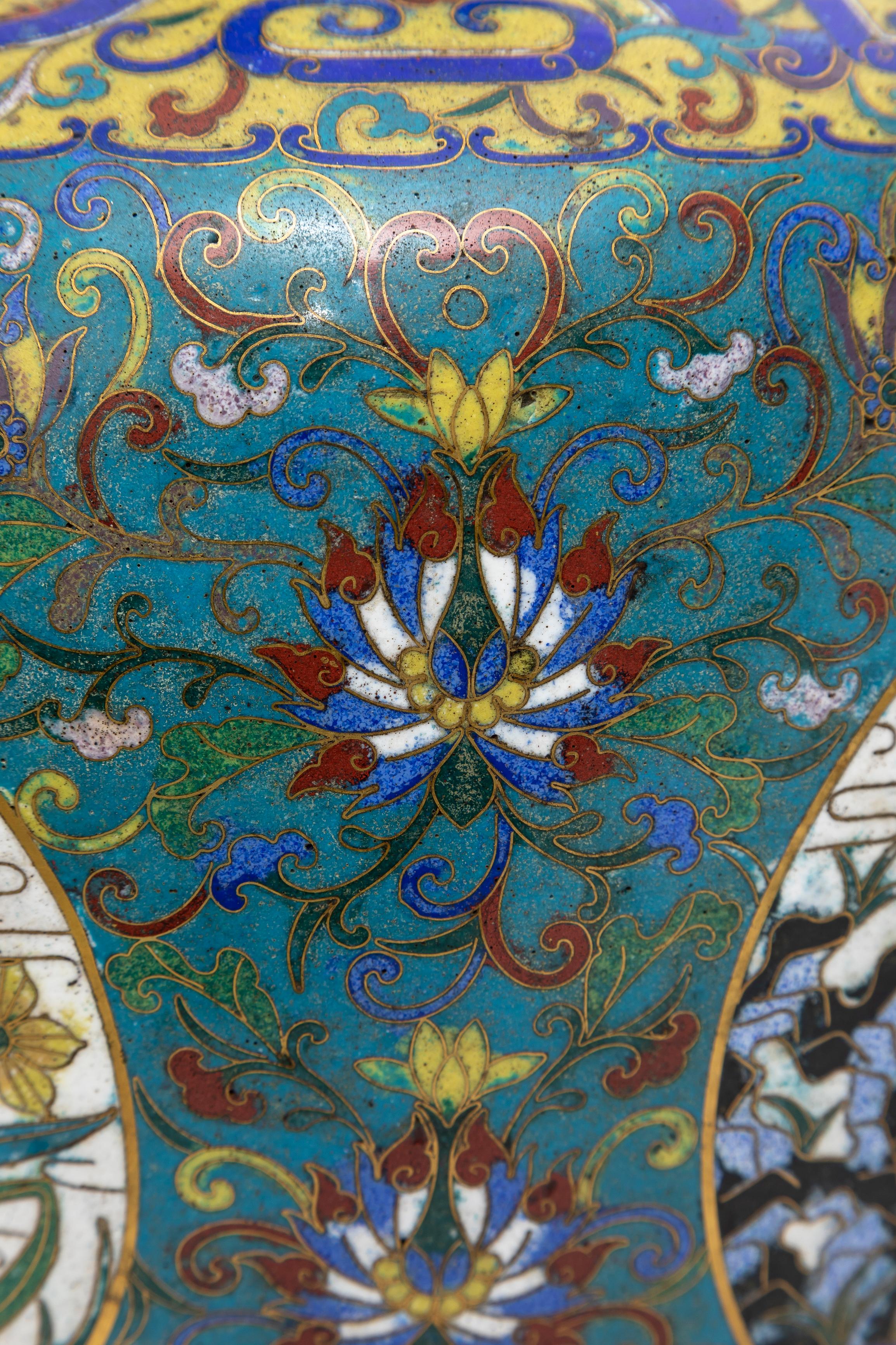 Fantastica coppia di vasi a base di drago cloisonné con fondo turchese del XIX secolo in vendita 4