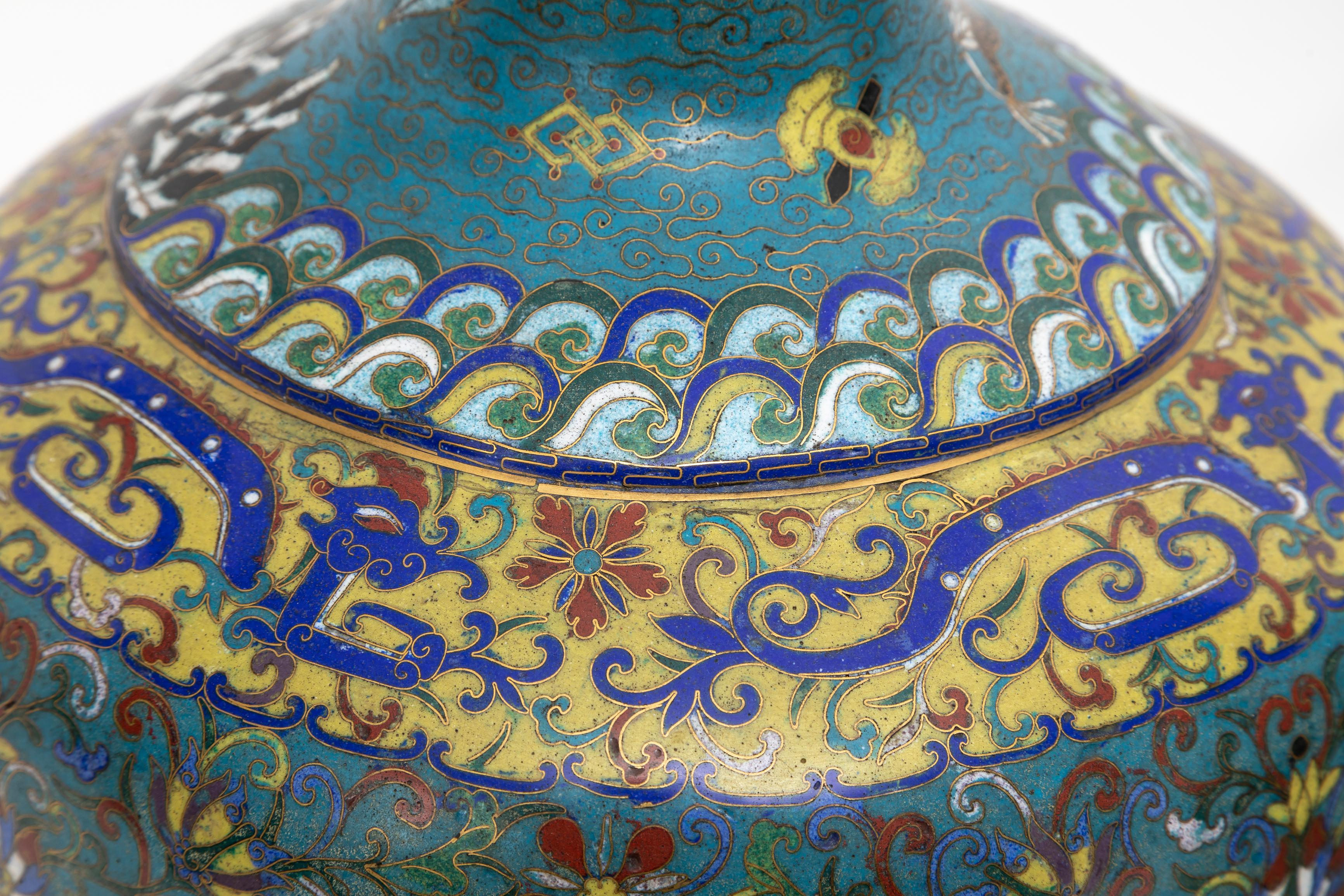Fantastica coppia di vasi a base di drago cloisonné con fondo turchese del XIX secolo in vendita 6