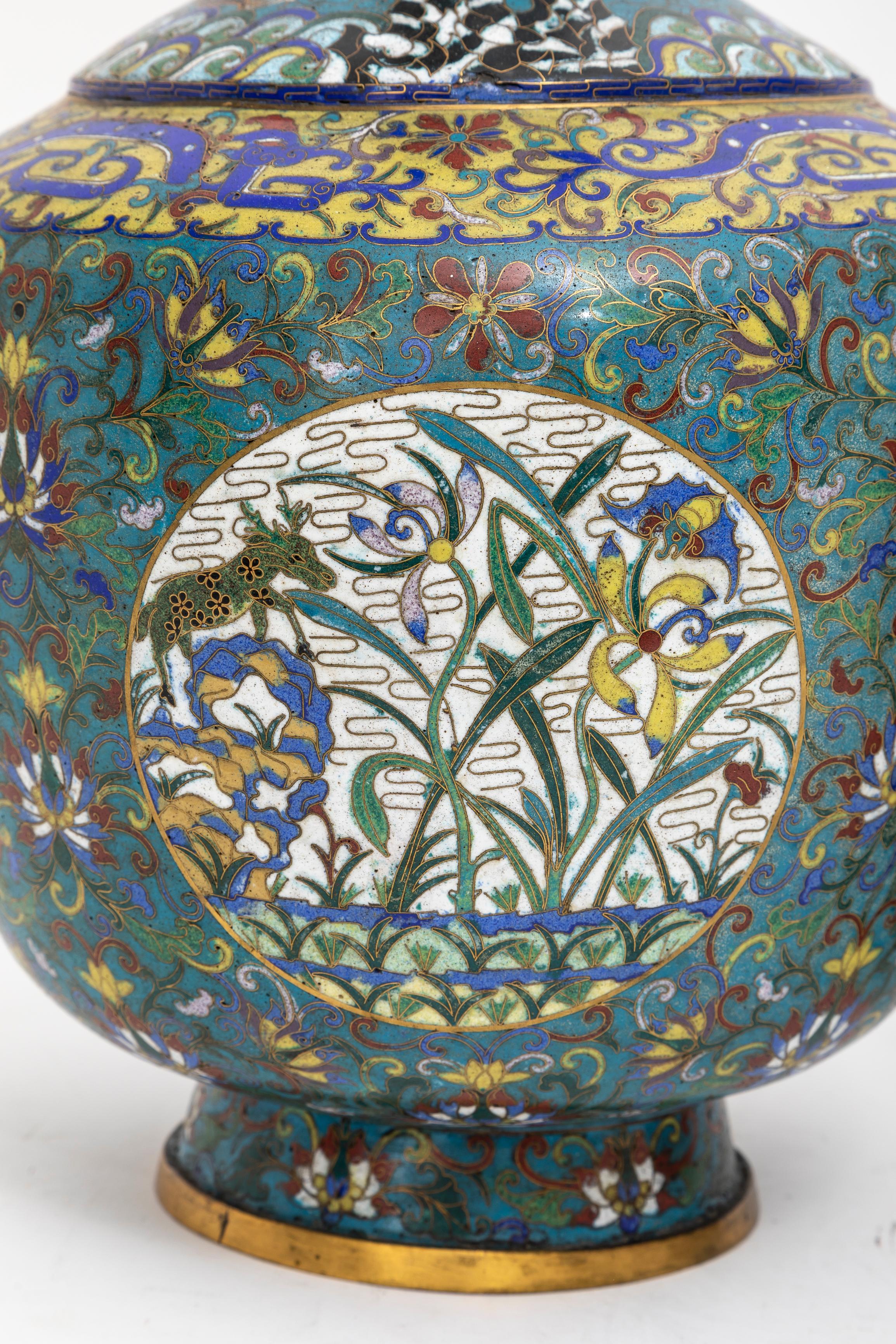 Fantastica coppia di vasi a base di drago cloisonné con fondo turchese del XIX secolo in vendita 7
