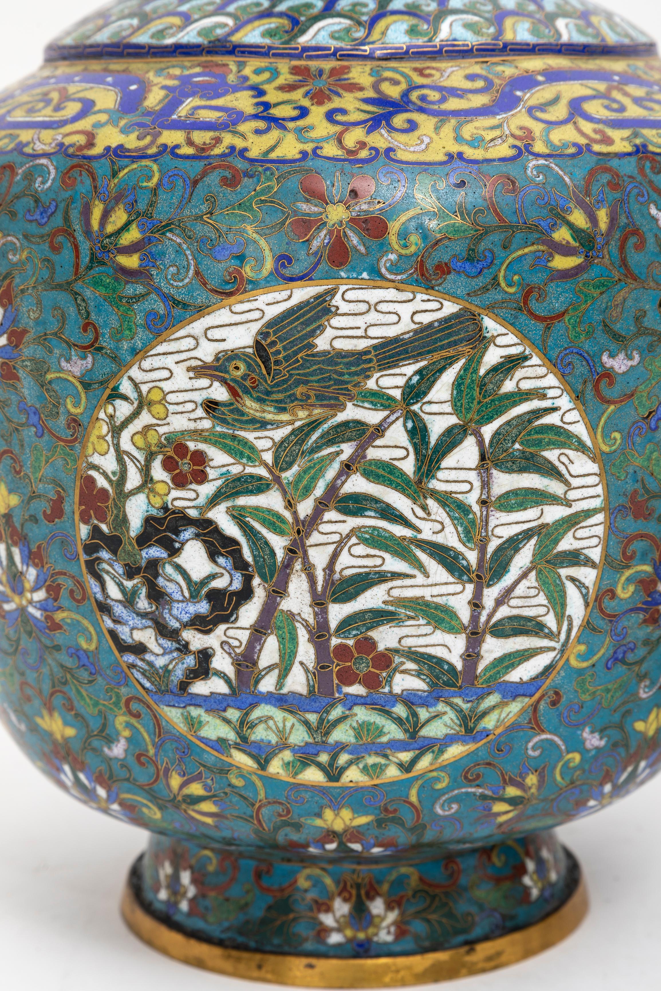 Fantastica coppia di vasi a base di drago cloisonné con fondo turchese del XIX secolo in vendita 8