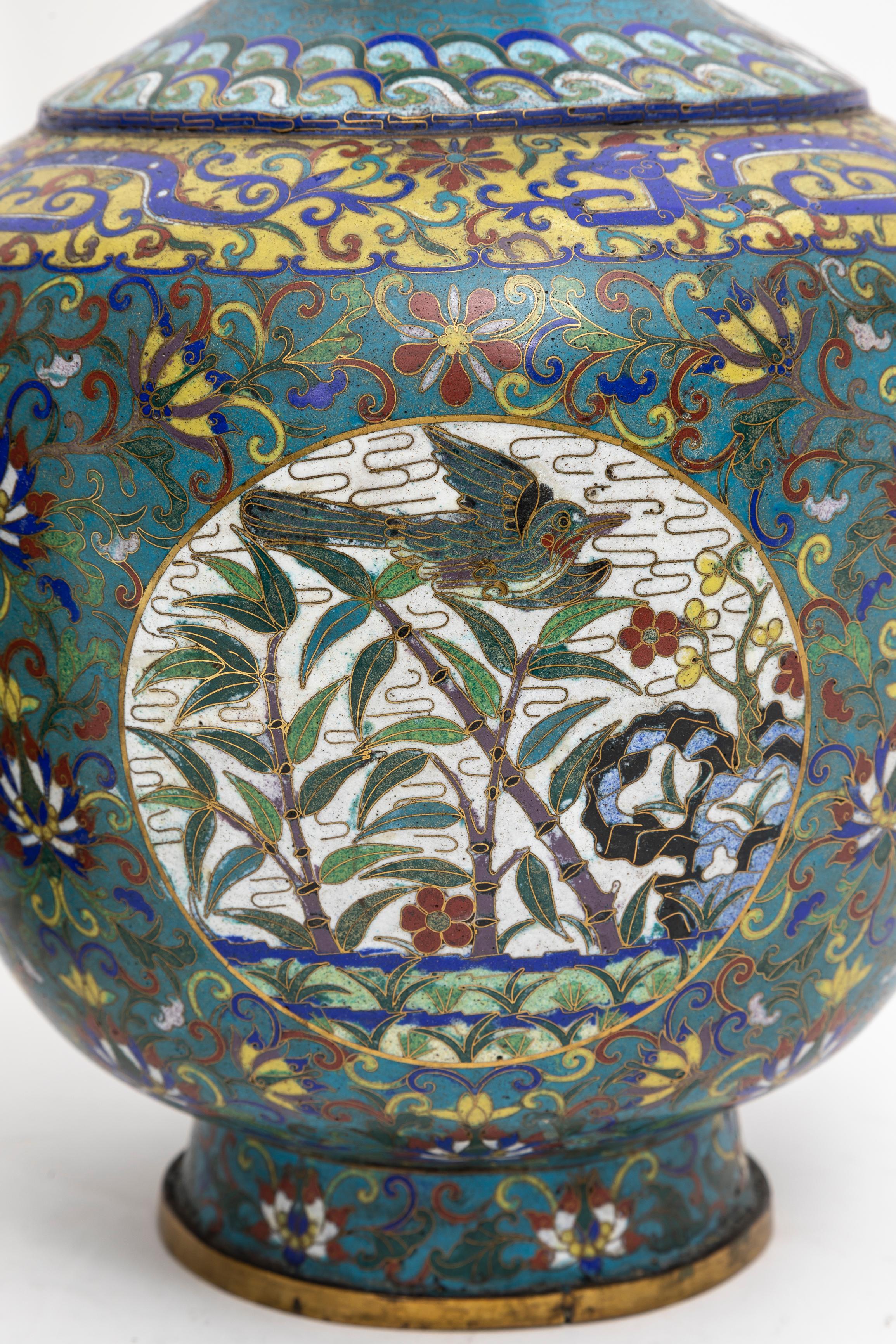 Fantastica coppia di vasi a base di drago cloisonné con fondo turchese del XIX secolo in vendita 9