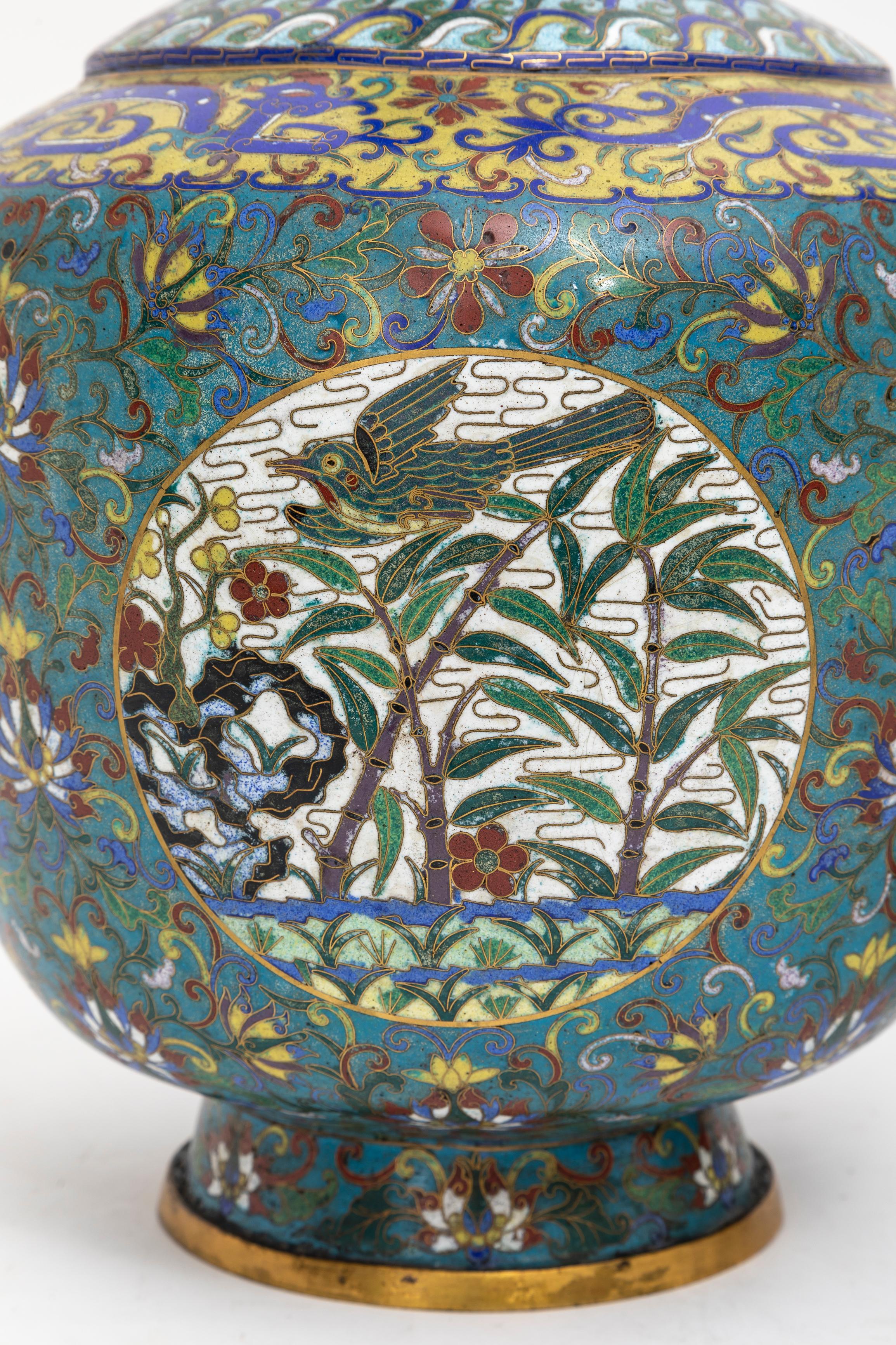 Fantastica coppia di vasi a base di drago cloisonné con fondo turchese del XIX secolo in vendita 10