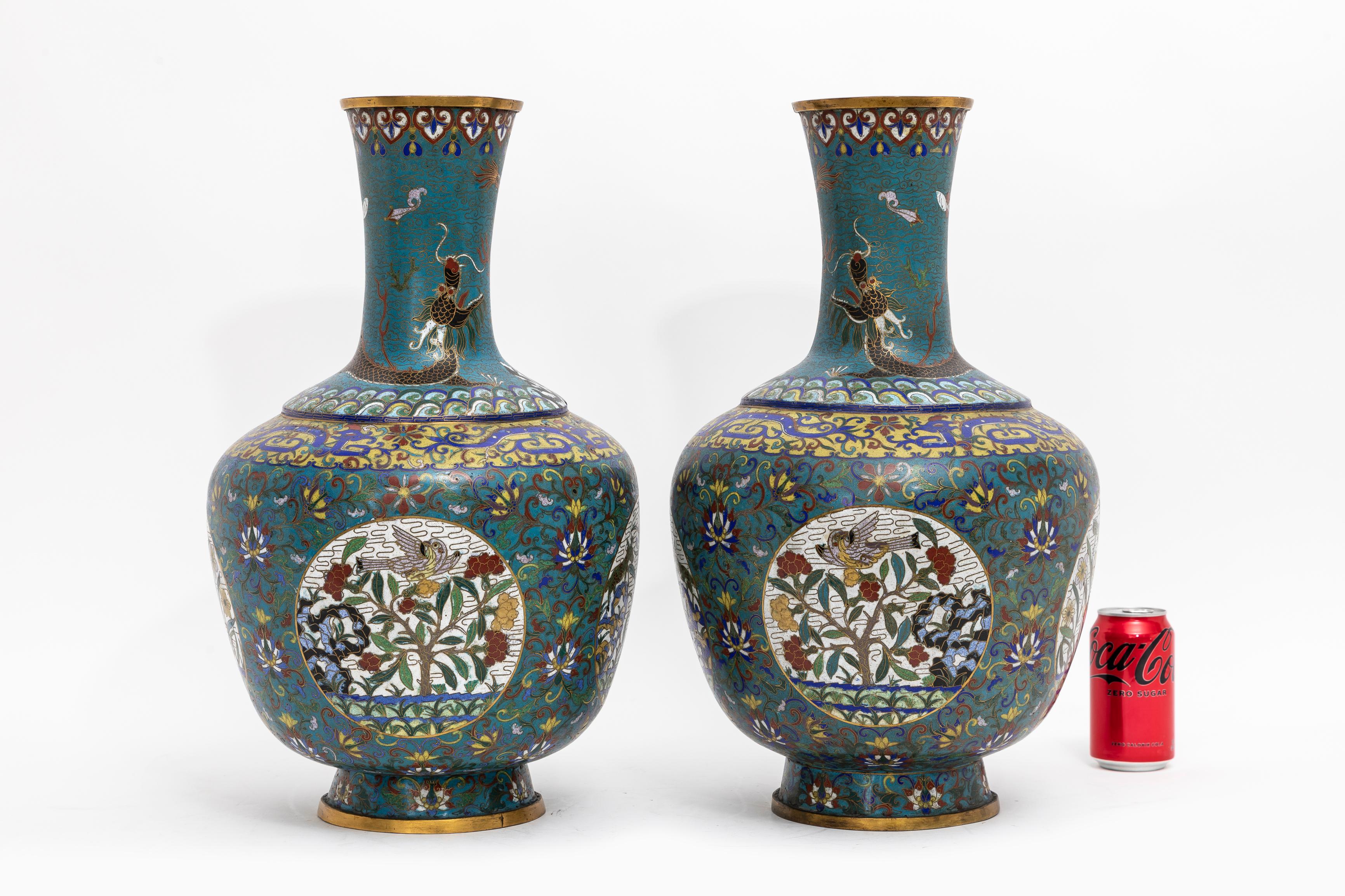 Qing Fantastica coppia di vasi a base di drago cloisonné con fondo turchese del XIX secolo in vendita
