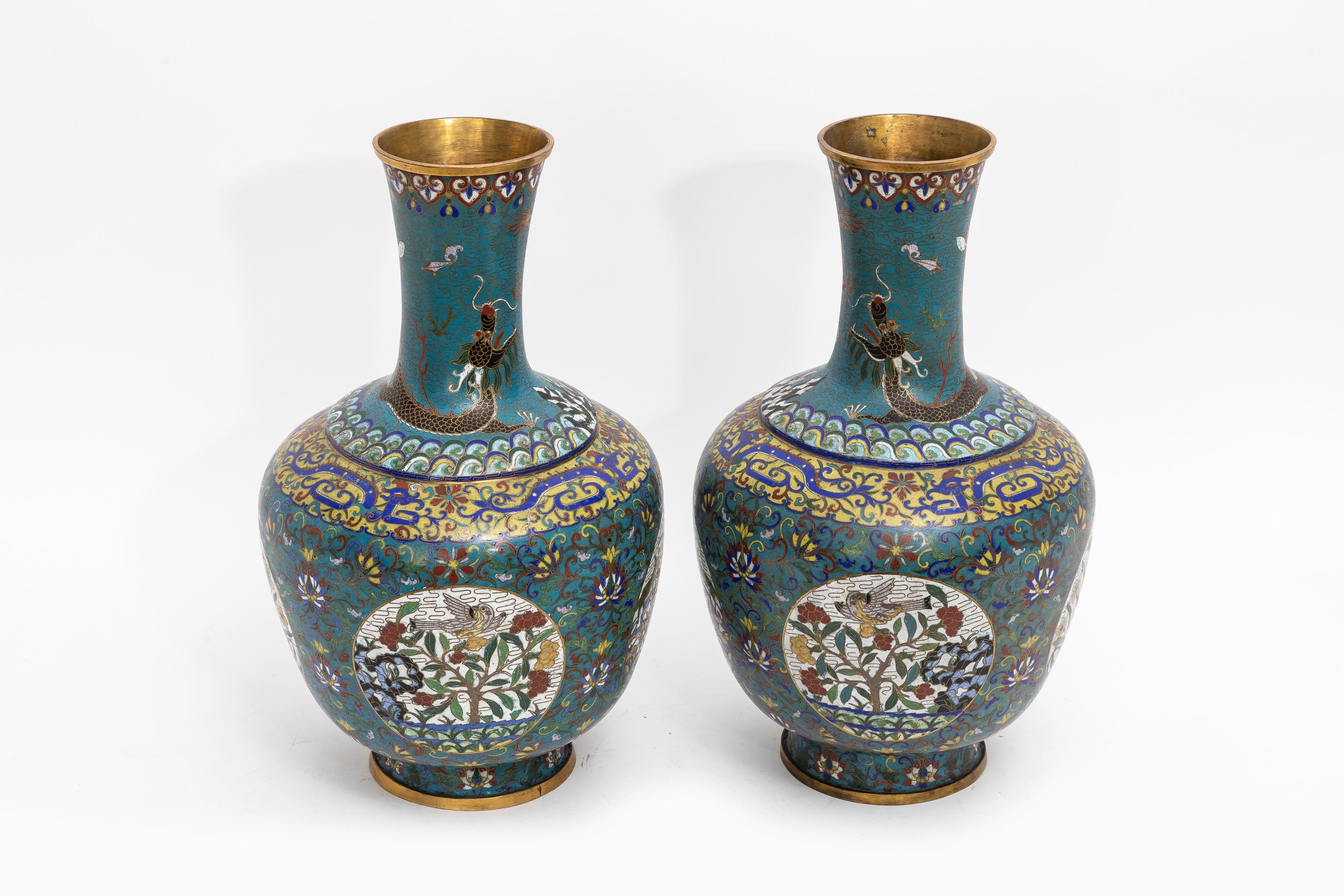 Cinese Fantastica coppia di vasi a base di drago cloisonné con fondo turchese del XIX secolo in vendita