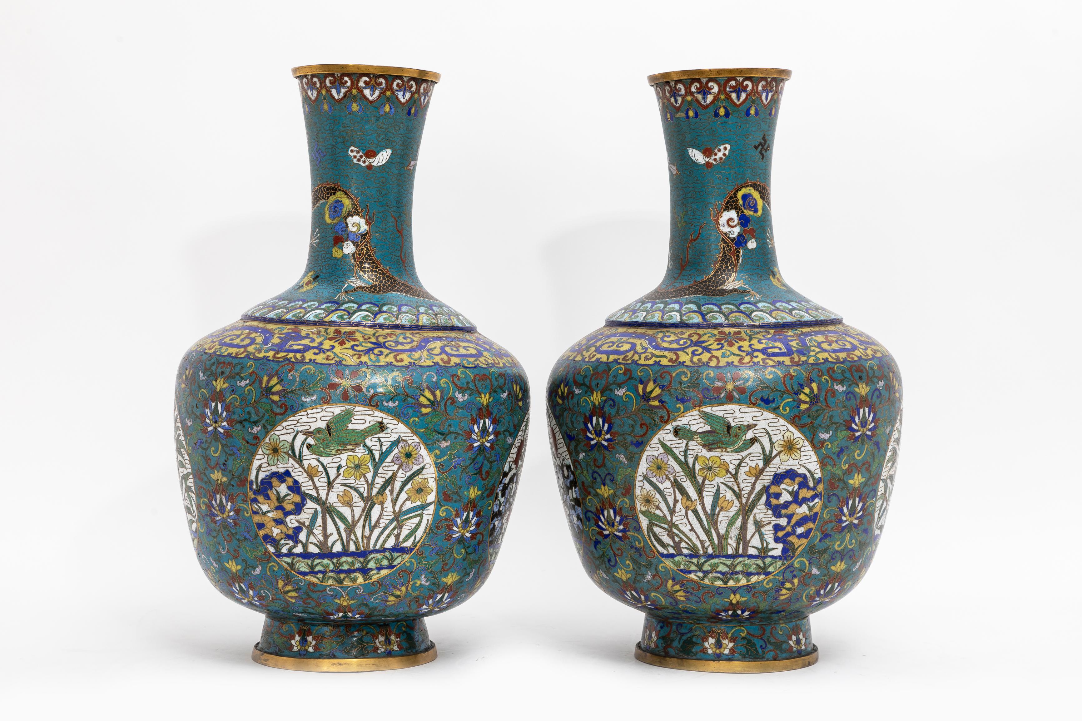 Cloisonné Fantastica coppia di vasi a base di drago cloisonné con fondo turchese del XIX secolo in vendita