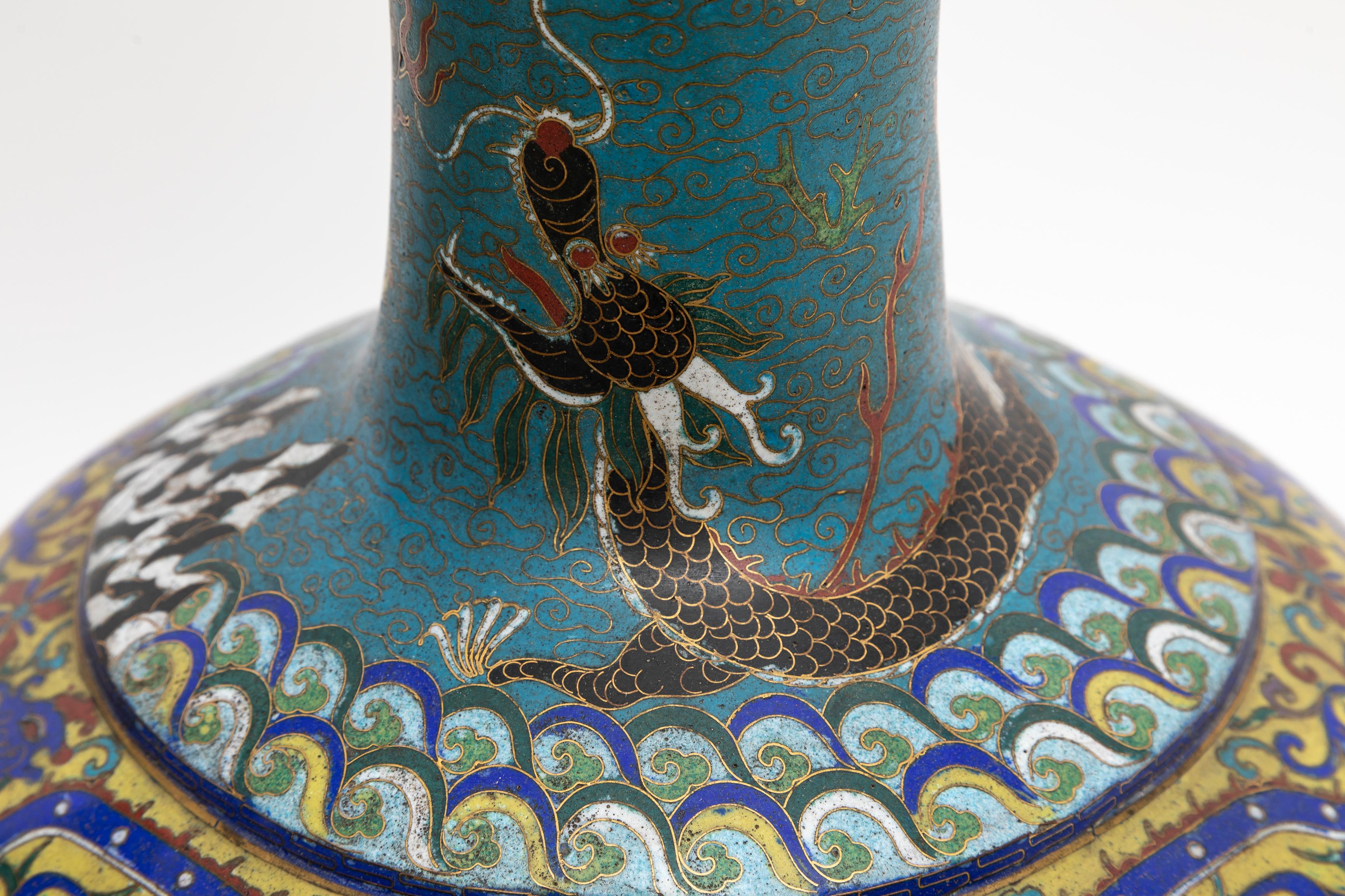 Bronzo Fantastica coppia di vasi a base di drago cloisonné con fondo turchese del XIX secolo in vendita