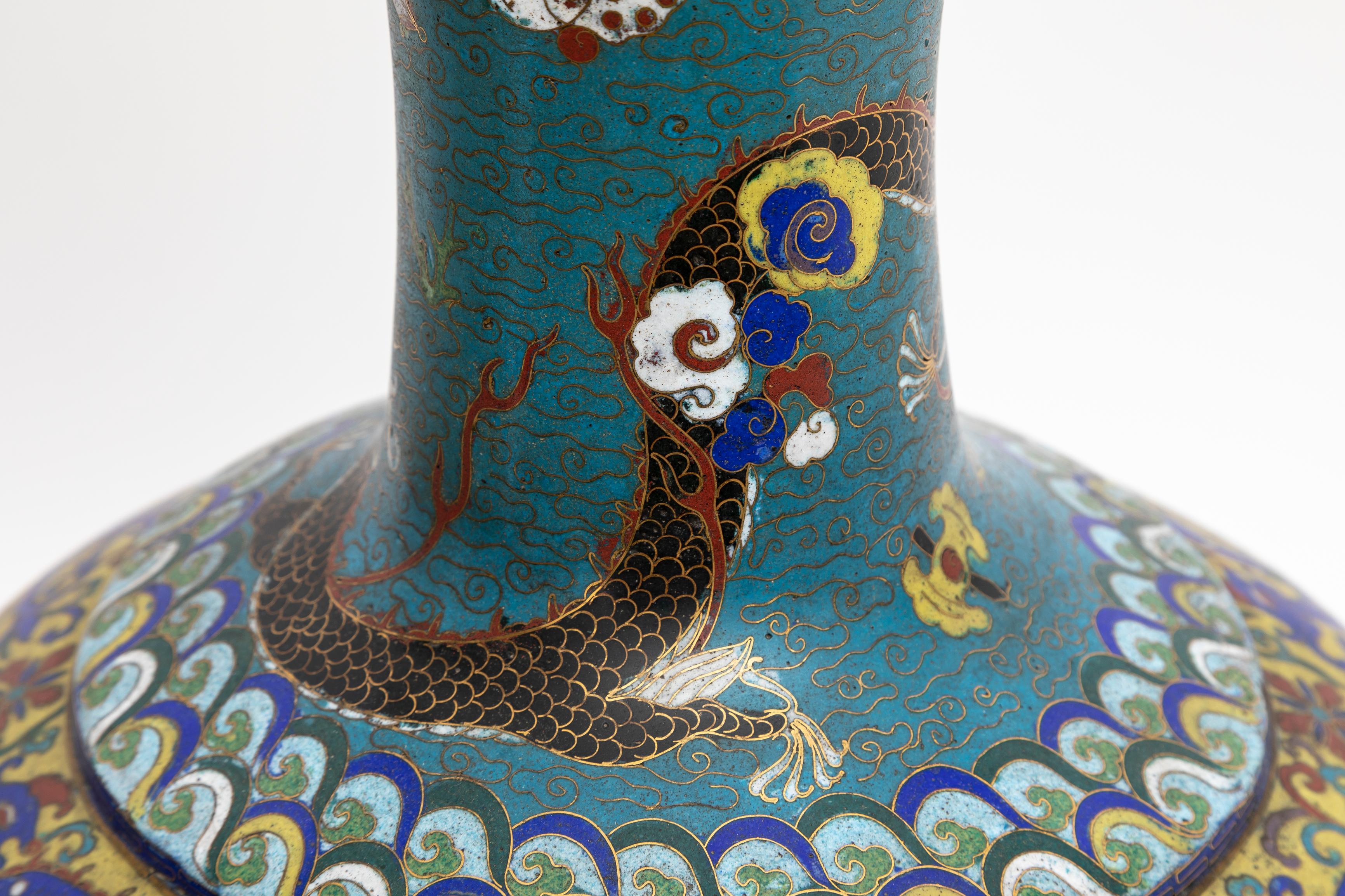 Fantastica coppia di vasi a base di drago cloisonné con fondo turchese del XIX secolo in vendita 1