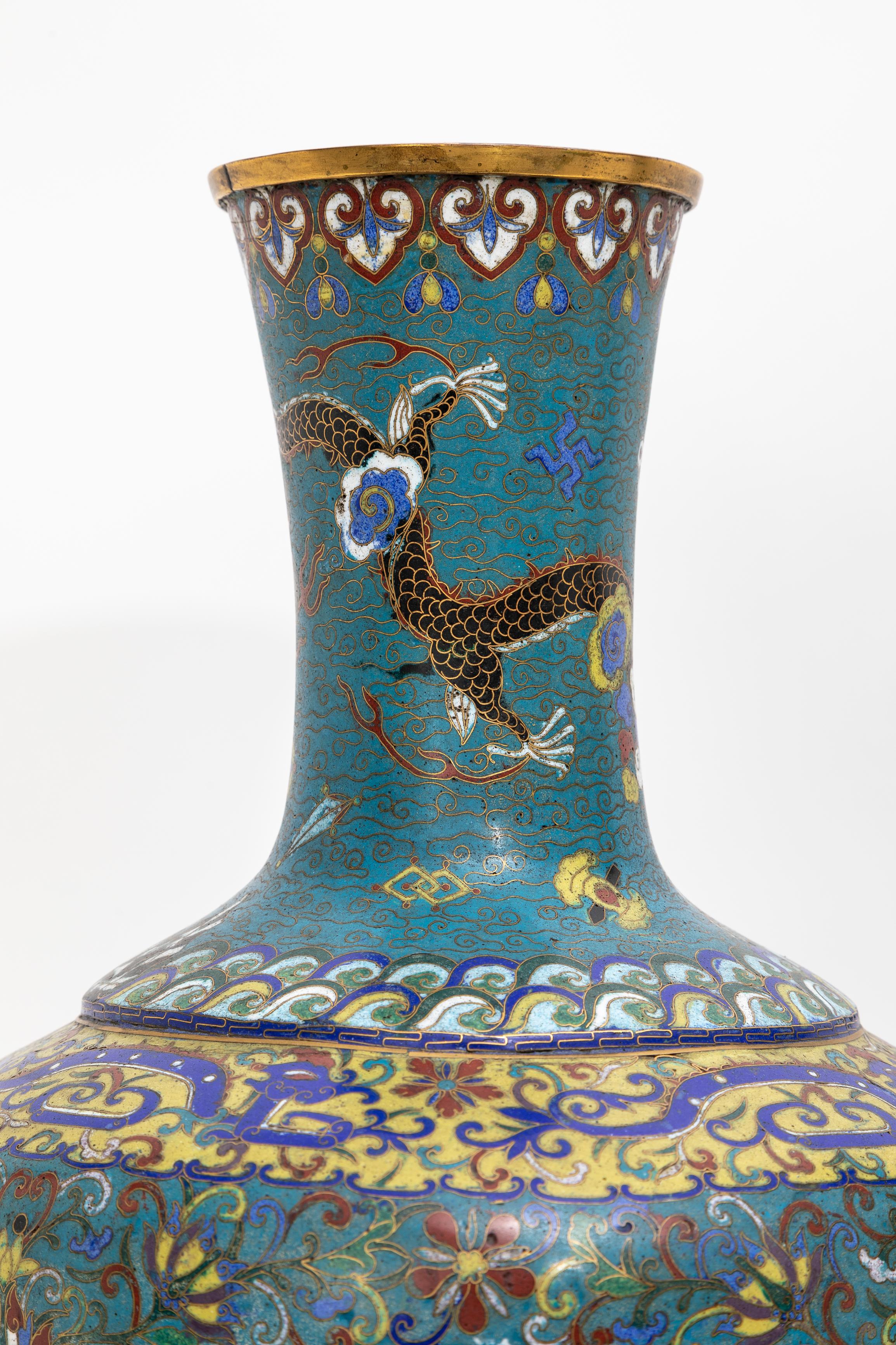 Fantastica coppia di vasi a base di drago cloisonné con fondo turchese del XIX secolo in vendita 2