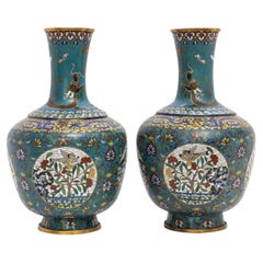 Fantástico par de jarrones chinos del siglo XIX de cloisonné con fondo de turquesa y forma de dragón