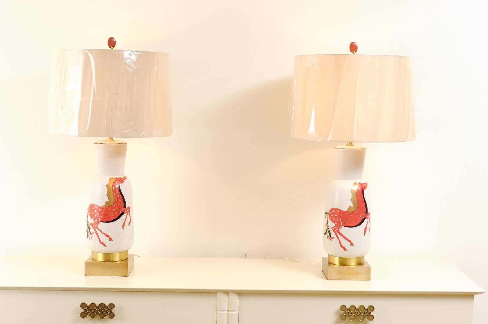 Queste magnifiche lampade vengono spedite così come sono state fotografate e descritte nel racconto. Sono stati sottoposti a un meticoloso restauro professionale e vengono spediti completi dei nuovi paralumi, delle arpe e dei terminali mostrati