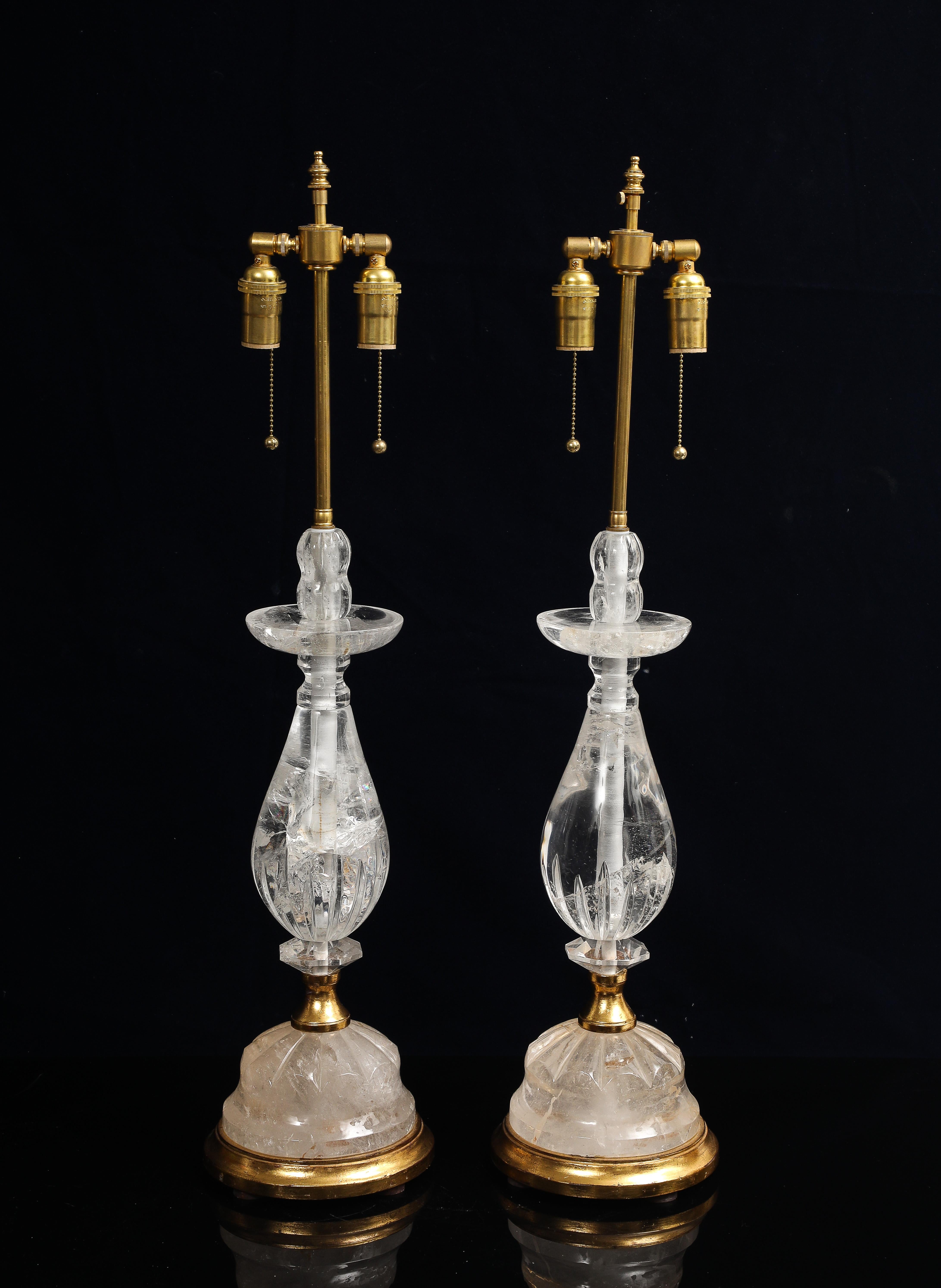 Français Fantastique paire de lampes de table en cristal Rock et bagues dorées du milieu du siècle dernier en vente