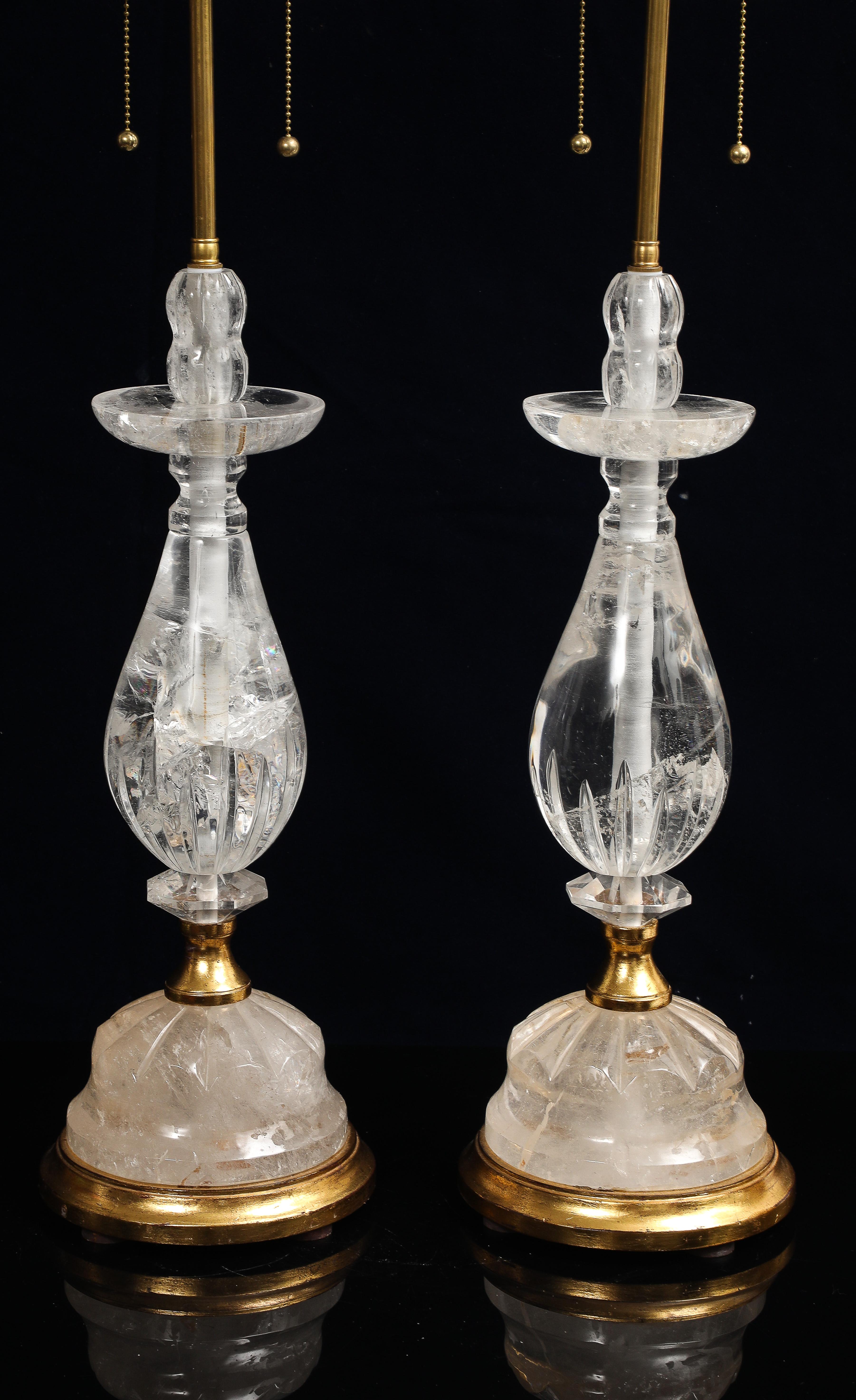 20ième siècle Fantastique paire de lampes de table en cristal Rock et bagues dorées du milieu du siècle dernier en vente