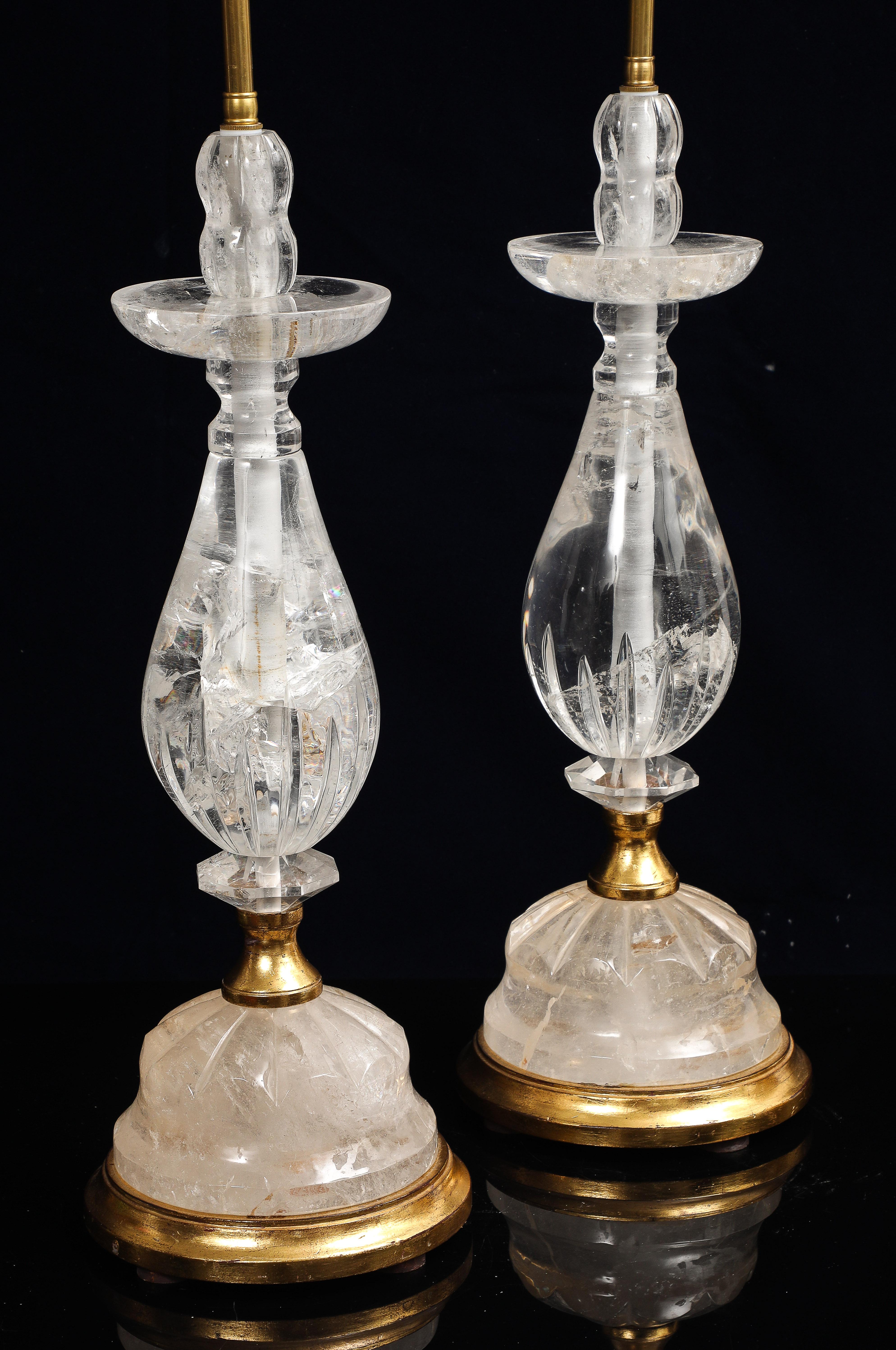Cristal de roche Fantastique paire de lampes de table en cristal Rock et bagues dorées du milieu du siècle dernier en vente