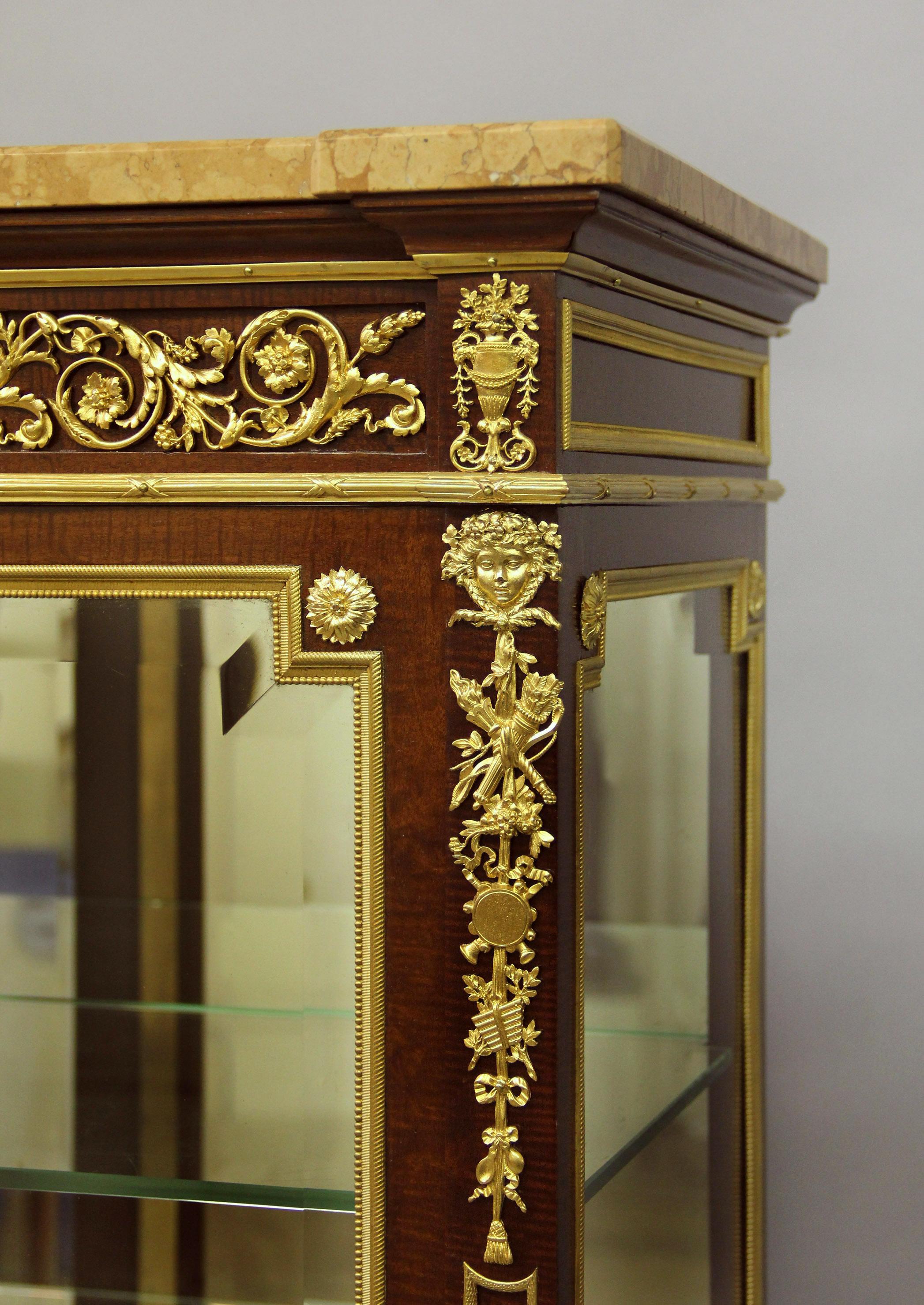Belle Époque Vitrine en bronze doré de la fin du 19e siècle, d'une qualité fantastique en vente
