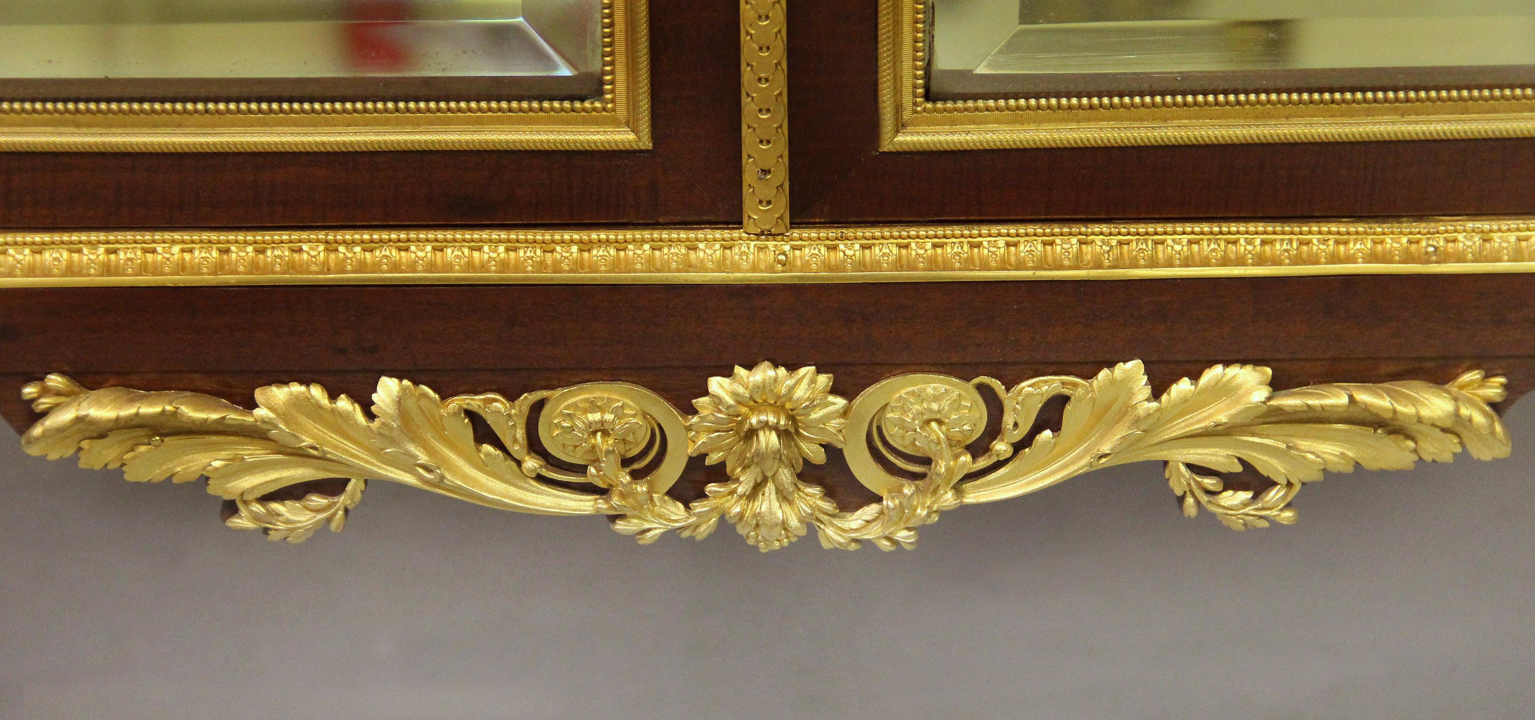 Français Vitrine en bronze doré de la fin du 19e siècle, d'une qualité fantastique en vente