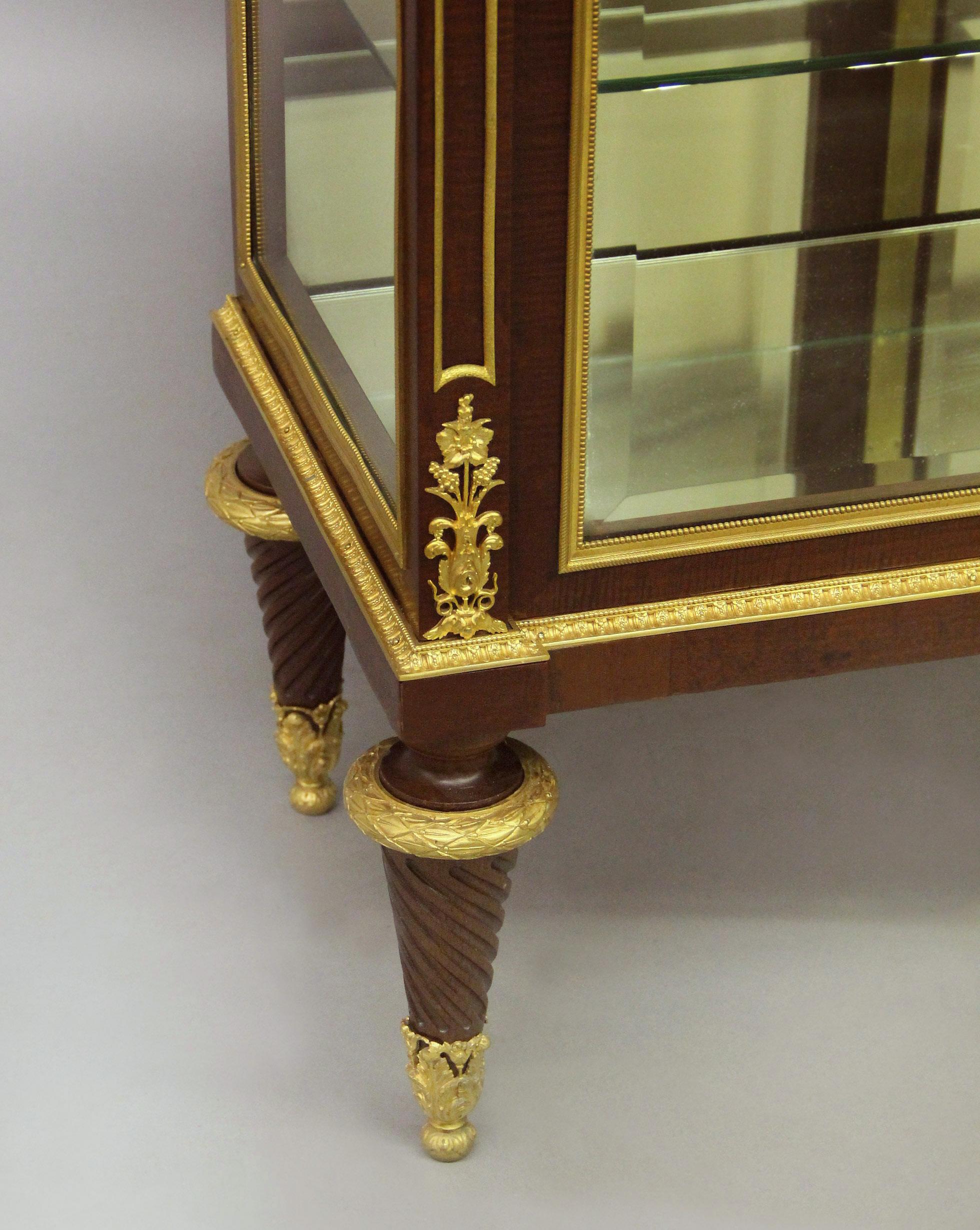 Doré Vitrine en bronze doré de la fin du 19e siècle, d'une qualité fantastique en vente