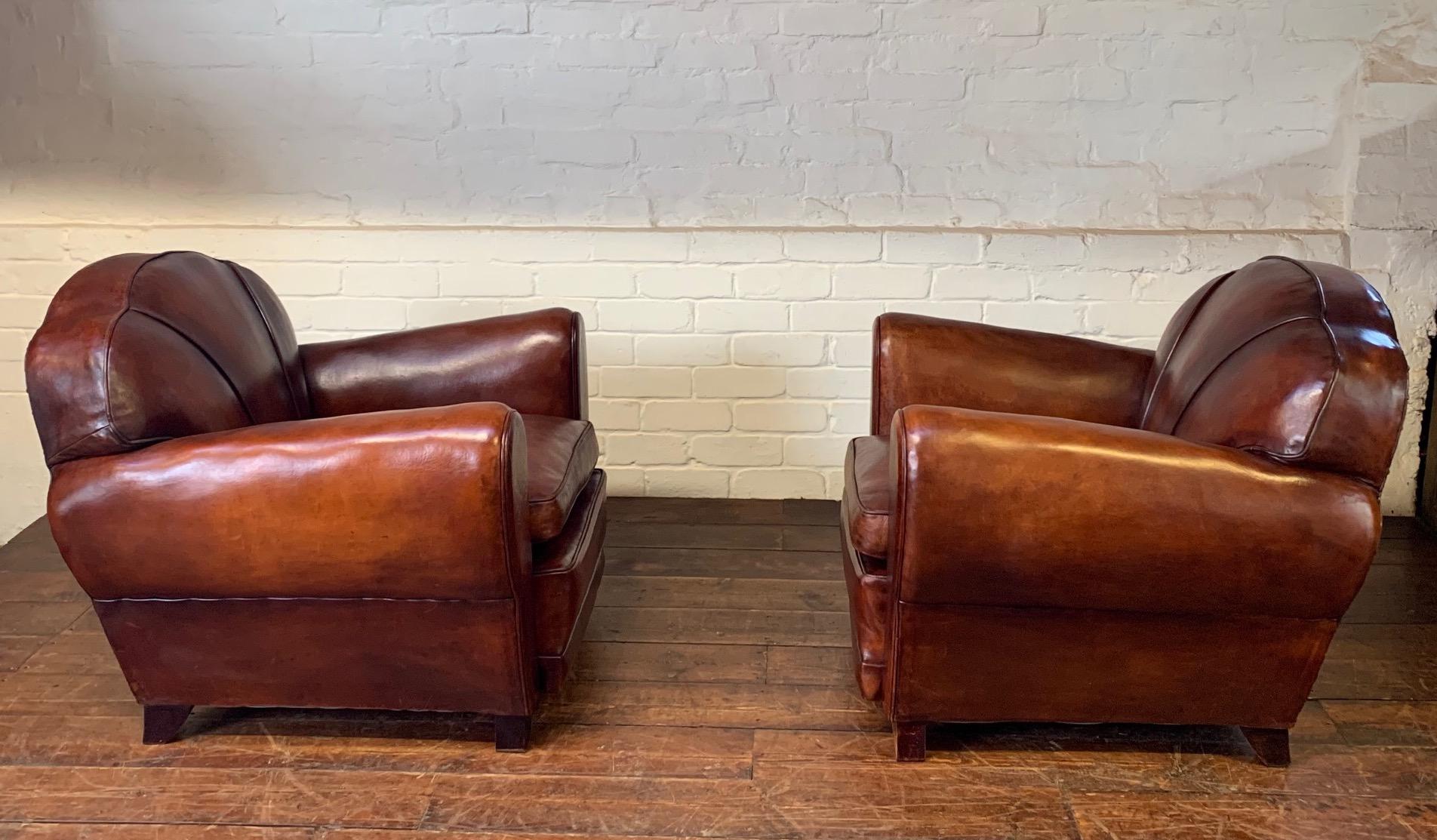 Art Déco Una fantastica e rara coppia di poltrone da club in pelle francese degli anni '50, modelli Trilobe in vendita