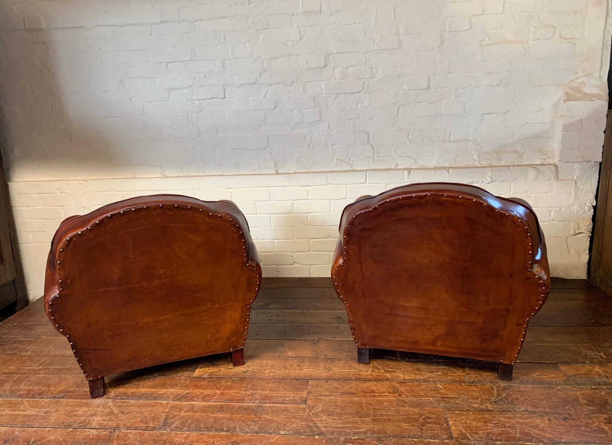 Francese Una fantastica e rara coppia di poltrone da club in pelle francese degli anni '50, modelli Trilobe in vendita