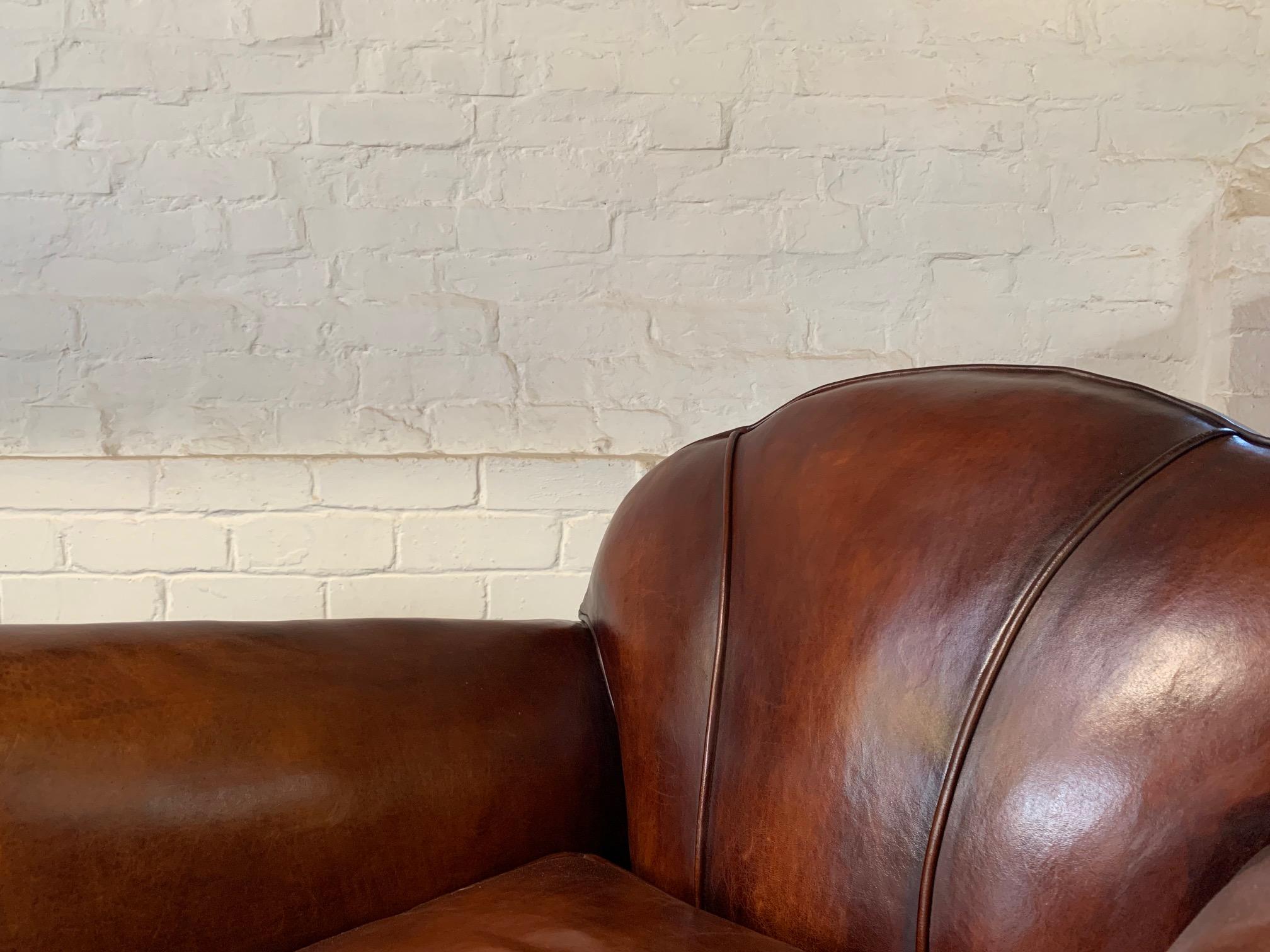 Una fantastica e rara coppia di poltrone da club in pelle francese degli anni '50, modelli Trilobe In condizioni buone in vendita a Hastings, GB