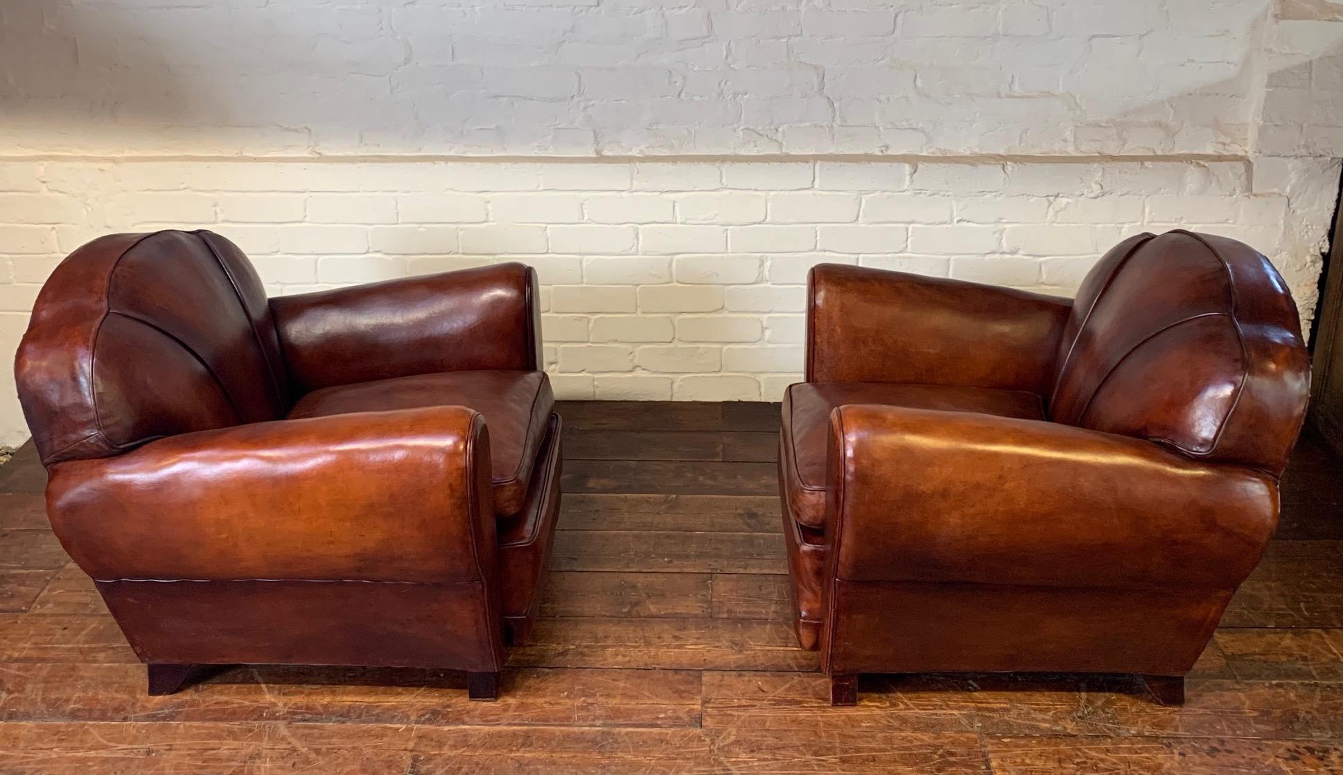 XX secolo Una fantastica e rara coppia di poltrone da club in pelle francese degli anni '50, modelli Trilobe in vendita