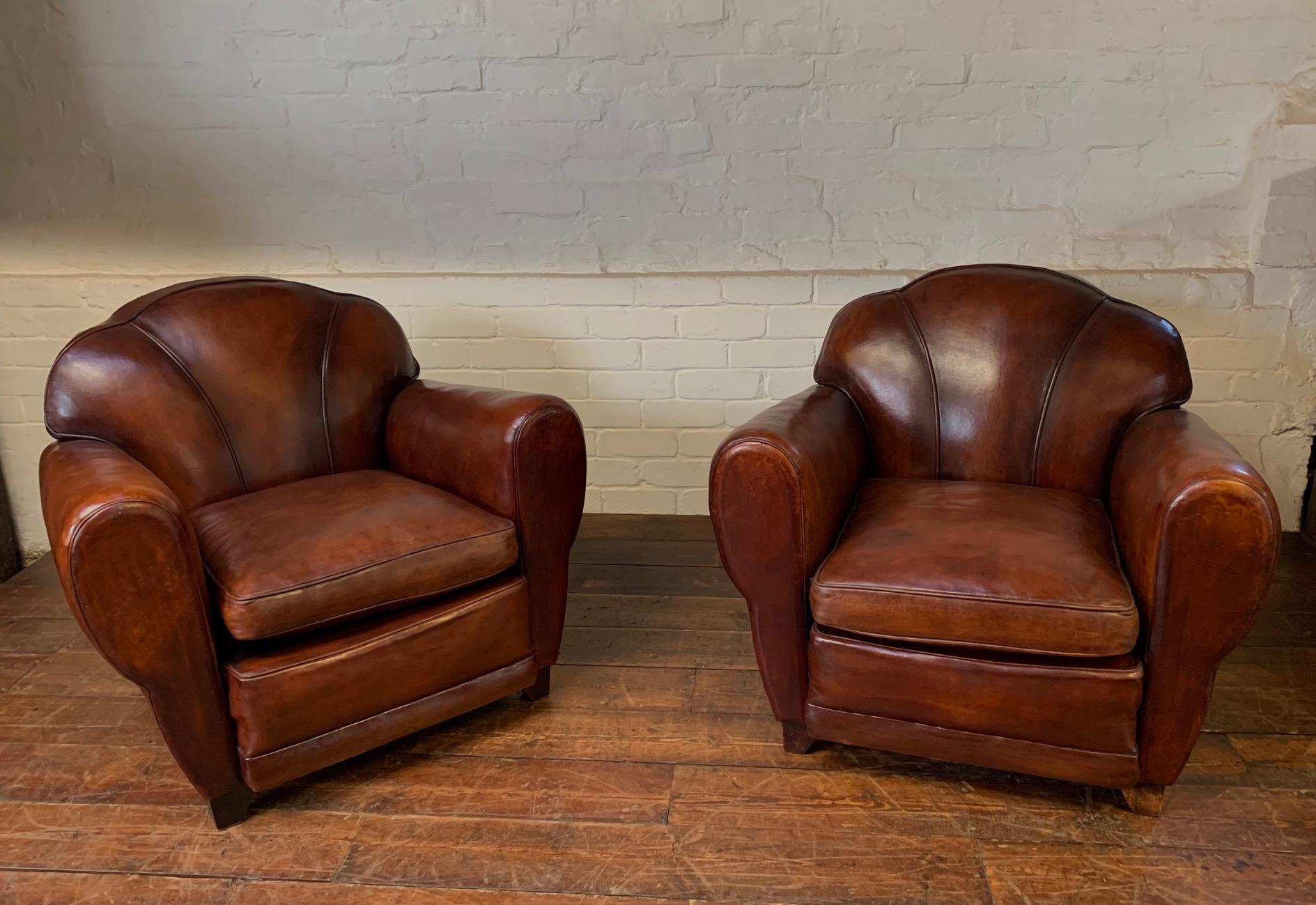 Pelle Una fantastica e rara coppia di poltrone da club in pelle francese degli anni '50, modelli Trilobe in vendita