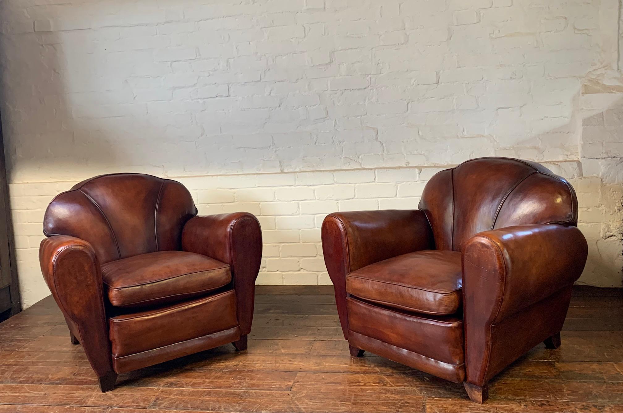 Una fantastica e rara coppia di poltrone da club in pelle francese degli anni '50, modelli Trilobe in vendita 1