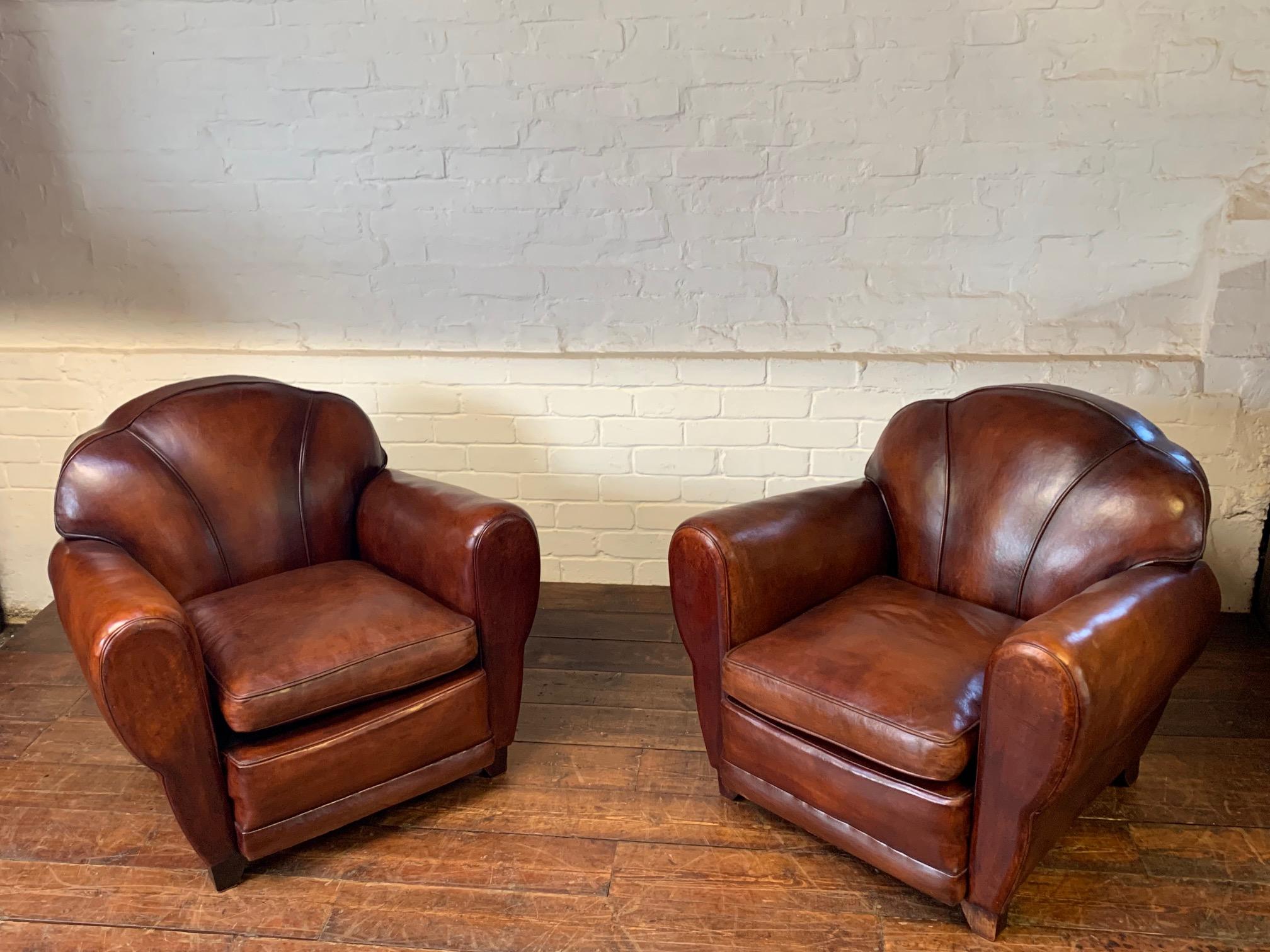 Una fantastica e rara coppia di poltrone da club in pelle francese degli anni '50, modelli Trilobe in vendita 2