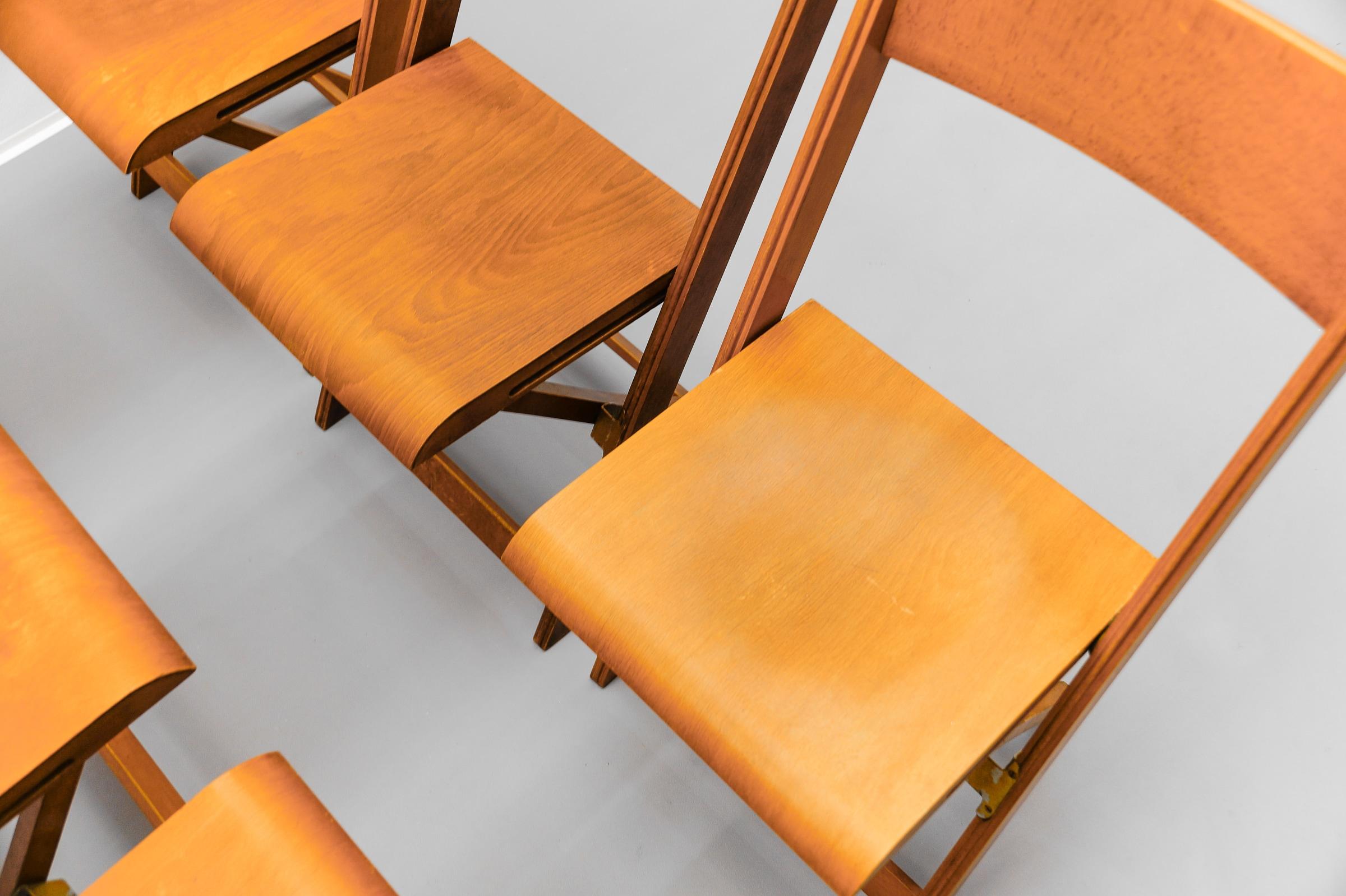 A Fantastic Set of 6 German Cinema Wooden Folding Chairs from the 40s / 50s In Good Condition In Nürnberg, Bayern
