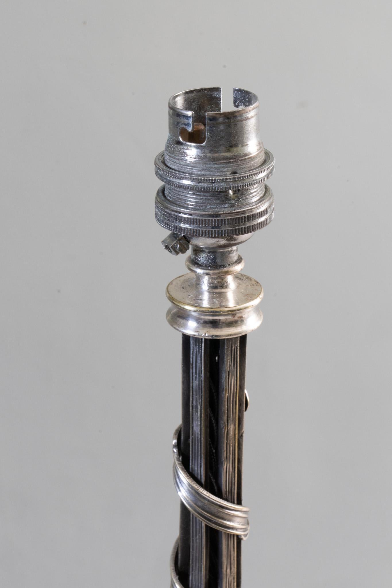 Lampe de table en laiton argenté de Faraday & son, marquée F&S sur la base.

Anglais, Circa 1900.
