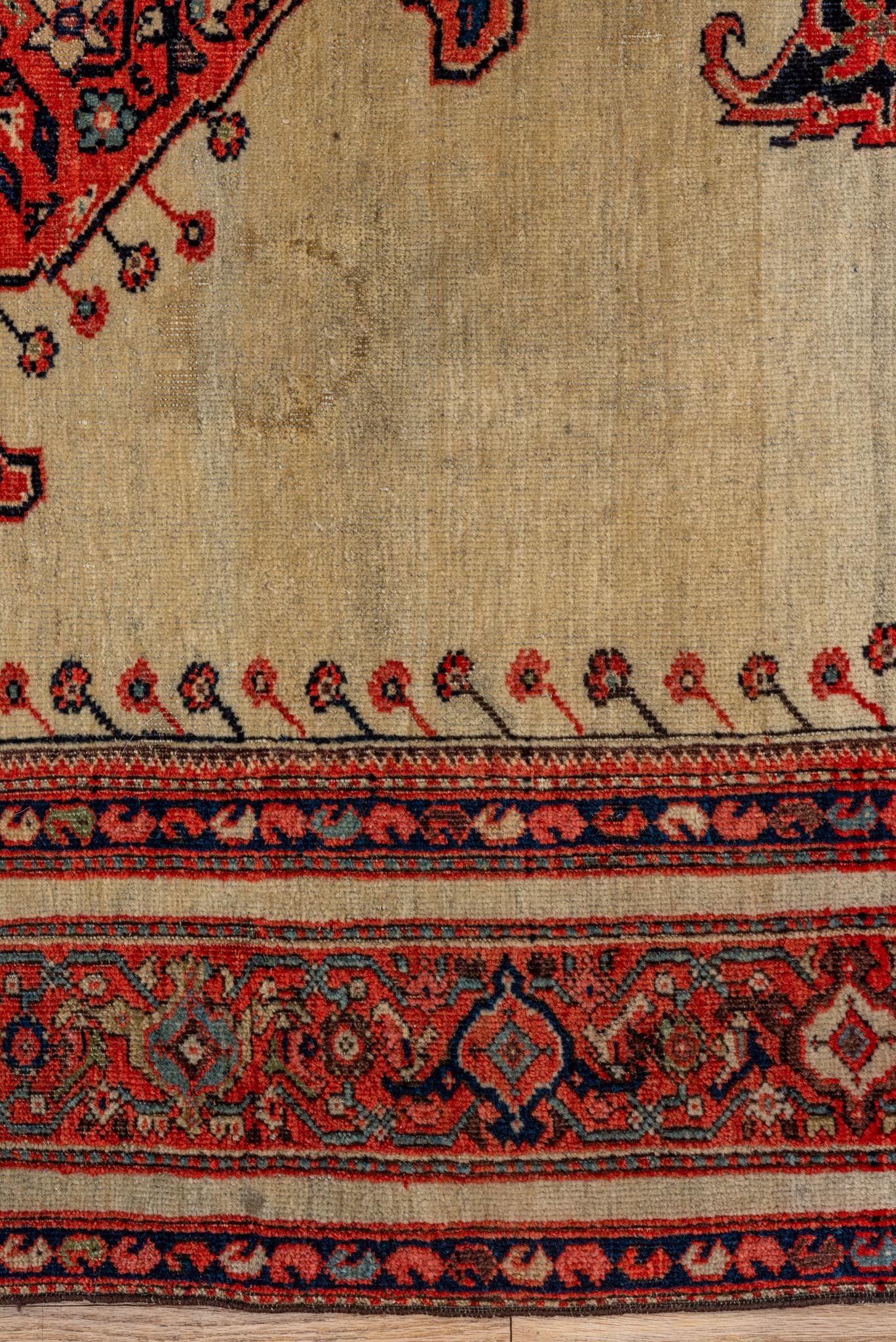 A Farahan Rug circa 1910. In Good Condition For Sale In Philadelphia, PA