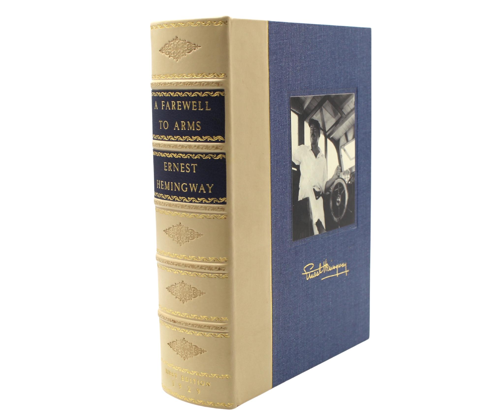 Hemingway, Ernest. L'adieu aux armes. New York : Charles Scribner's Sons, 1929. Première édition commerciale, première édition. Dans la jaquette originale du premier état et les planches de tissu noir de l'éditeur. Présenté dans un nouvel étui
