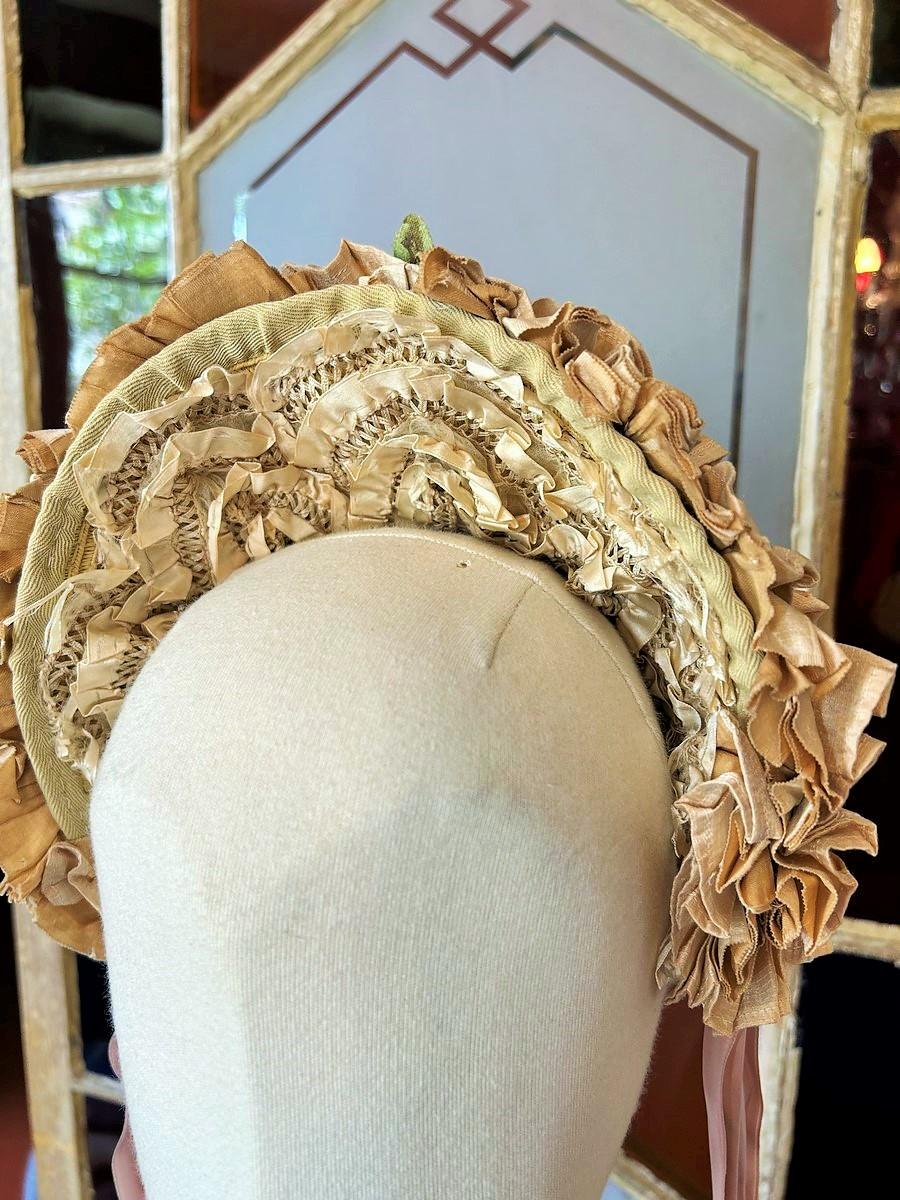 Ein Mode Bibi Hut aus Stroh und Bändern - Frankreich CIRCA 1860 im Angebot 6