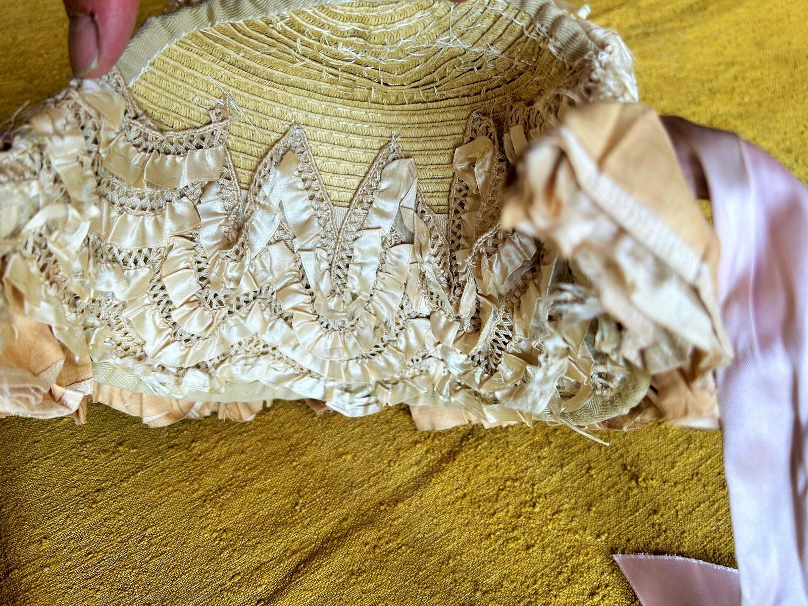 Ein Mode Bibi Hut aus Stroh und Bändern - Frankreich CIRCA 1860 im Angebot 8